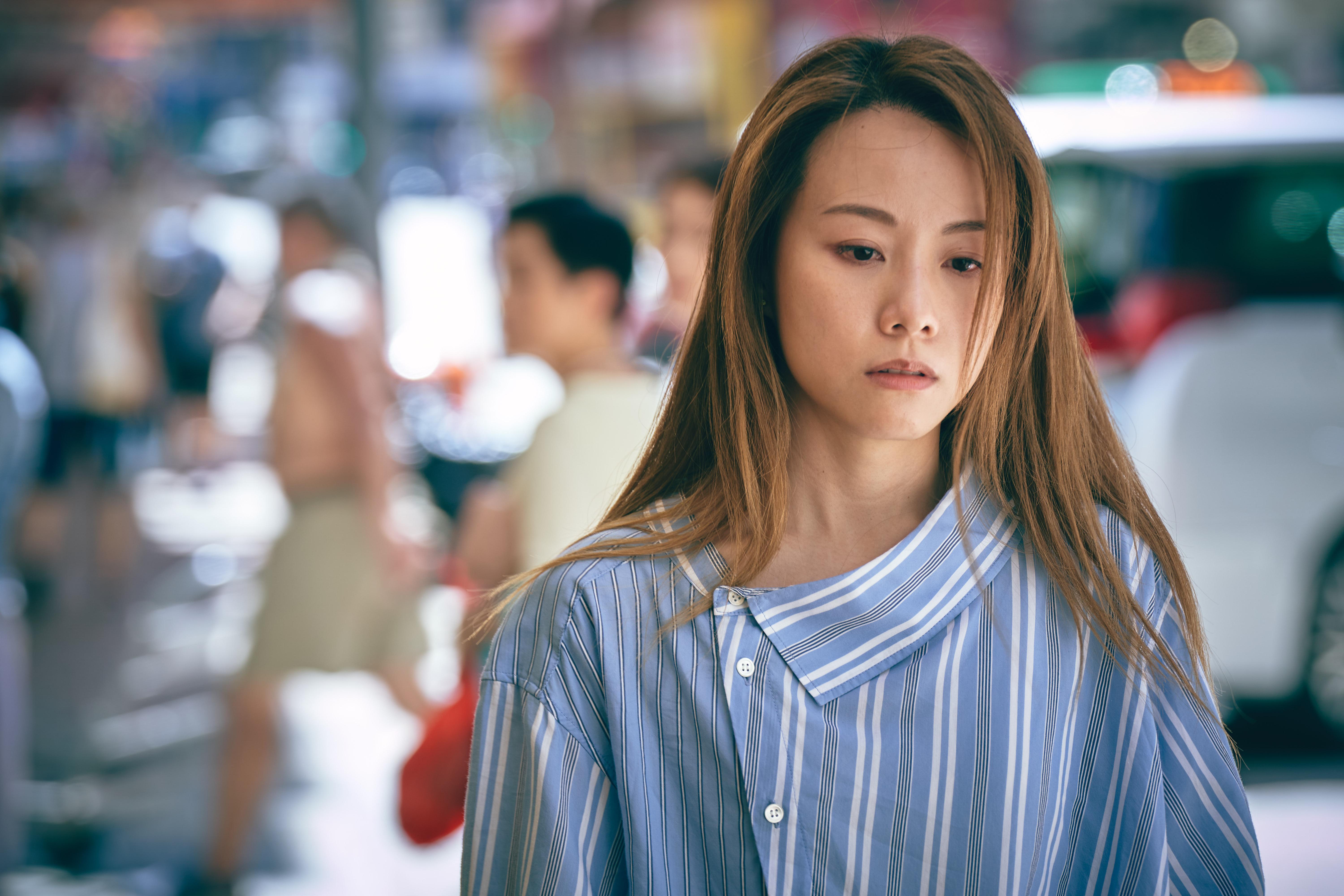 戲裡的鄧麗欣對白不多,仍能展現不同層次的傷痛情緒。(《12日》劇照)