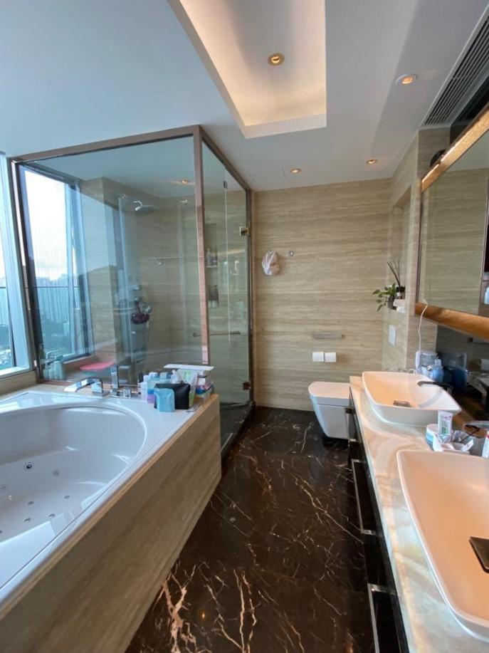 主人套房浴室設有按摩浴缸及大企缸,配套華麗實用。