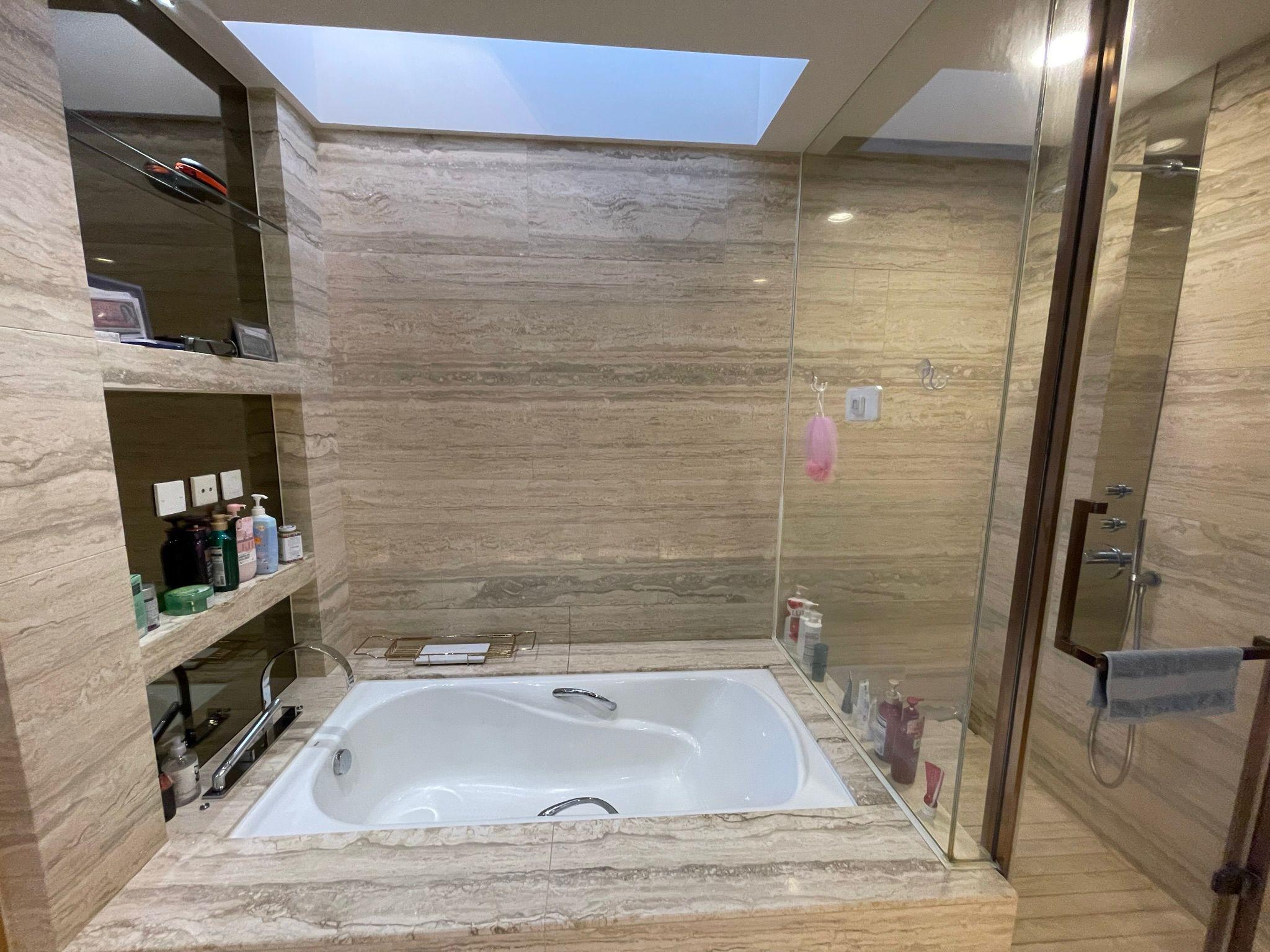 主人套房浴室採浴缸連企缸設計,配套和空間感媲美酒店。