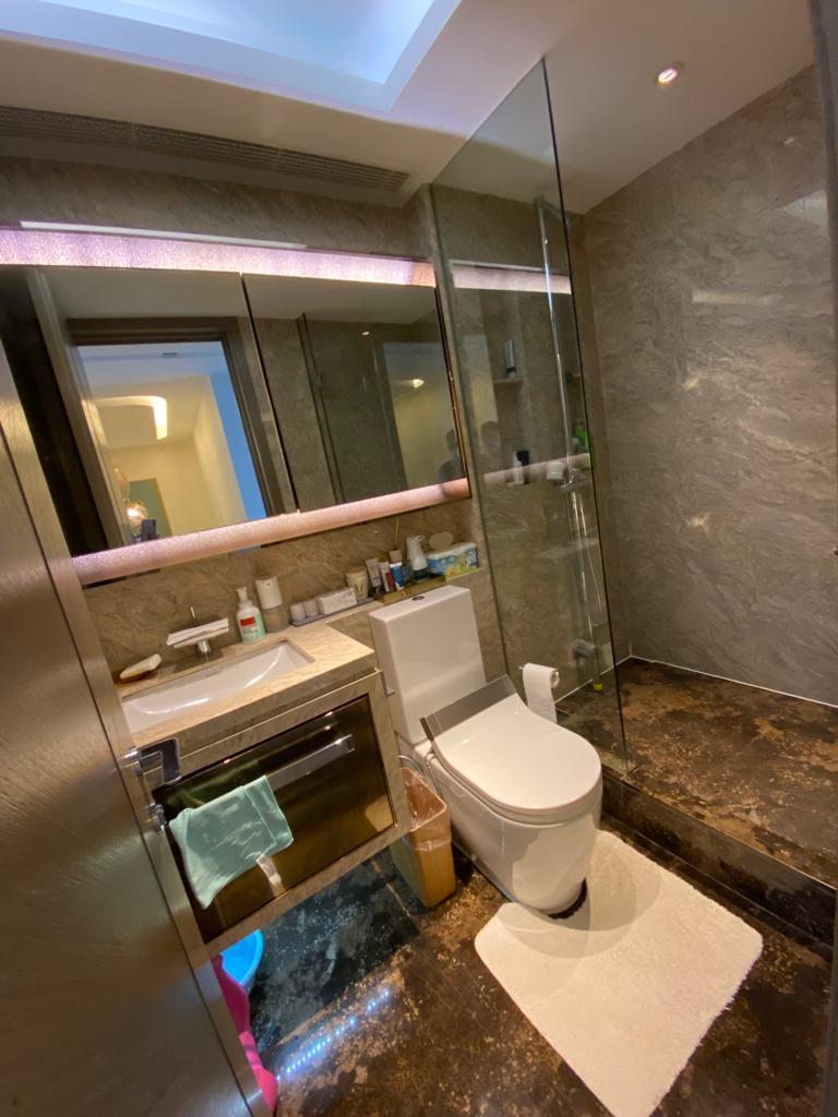 每間浴室的面積均闊落,雲石裝潢更顯氣派。