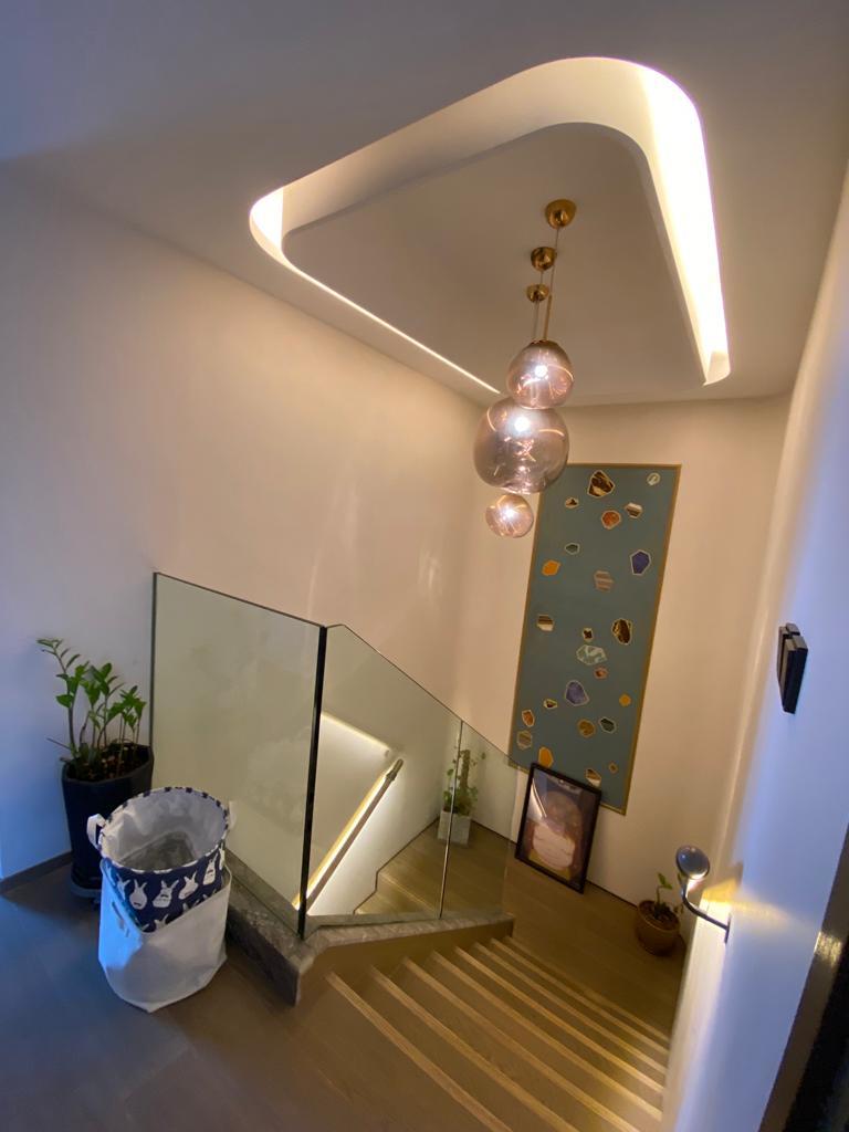 單位為複式戶,下層為客飯廳、平台和一間睡房,上層則有3間睡房,樓梯亦裝有假天花和吊燈,裝修設計一絲不苟。