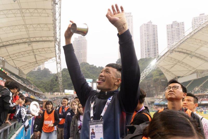 姚錦成賽後隨大軍繞場一周