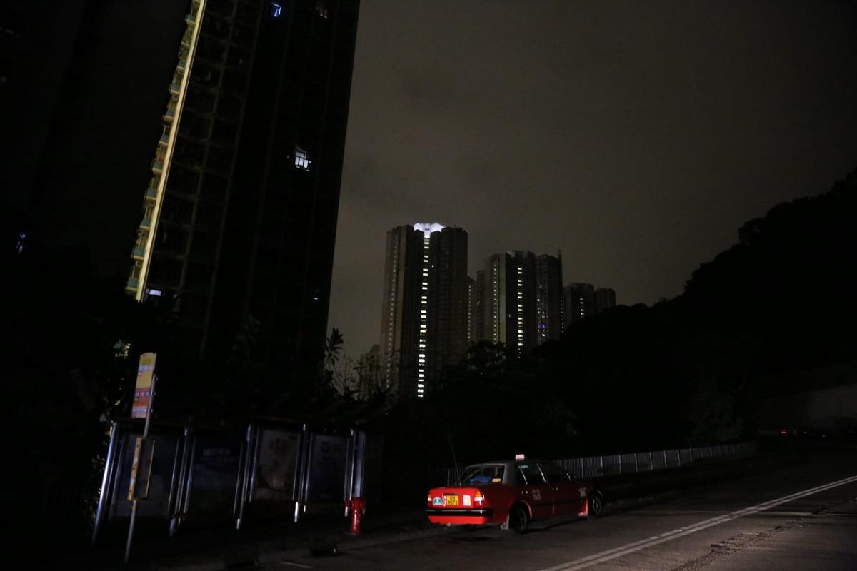 港島周三凌晨大停電,西灣河漆黑一片。(網上圖片)