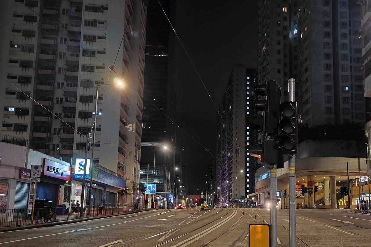 港島周三凌晨大停電,鰂魚涌有交通燈失靈。(網上圖片)