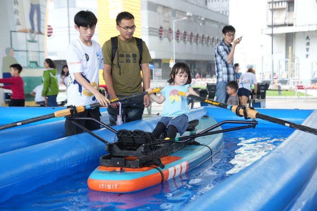 首屆九龍東賽艇節觀塘舉行。(陳奕釗攝)