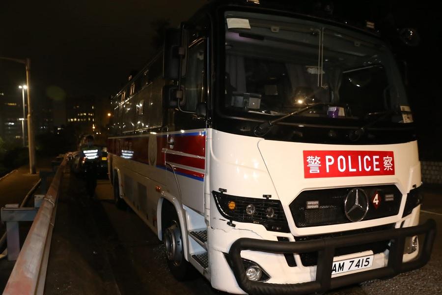 警方戰術巴士與平治私家車相撞 乘客包括中原集團施永青