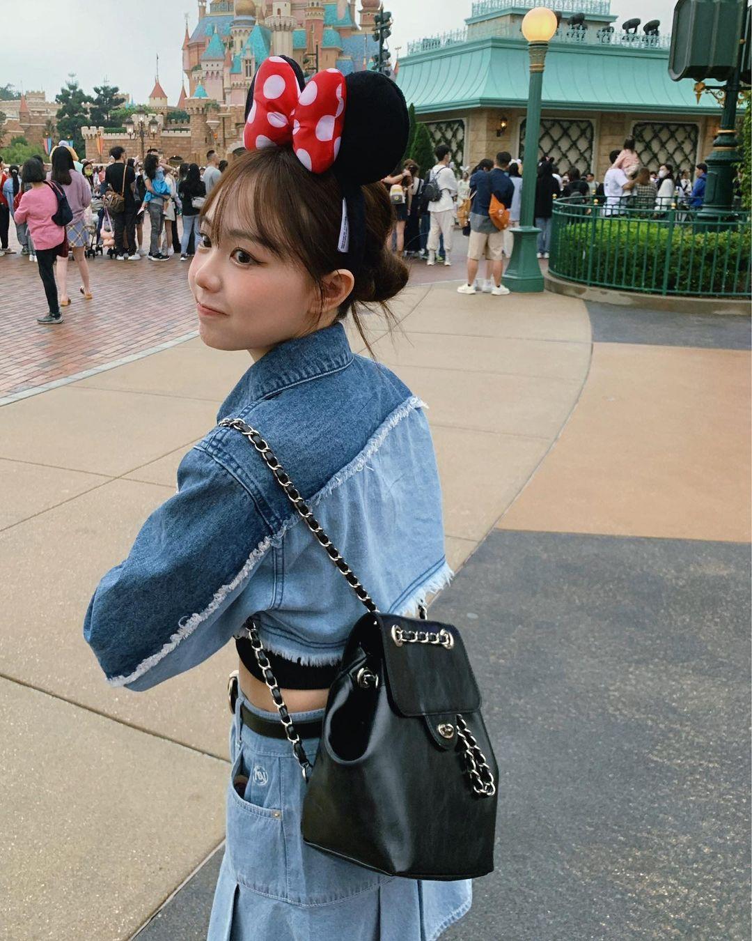 洪瑛琦來港去了香港迪士尼樂園。