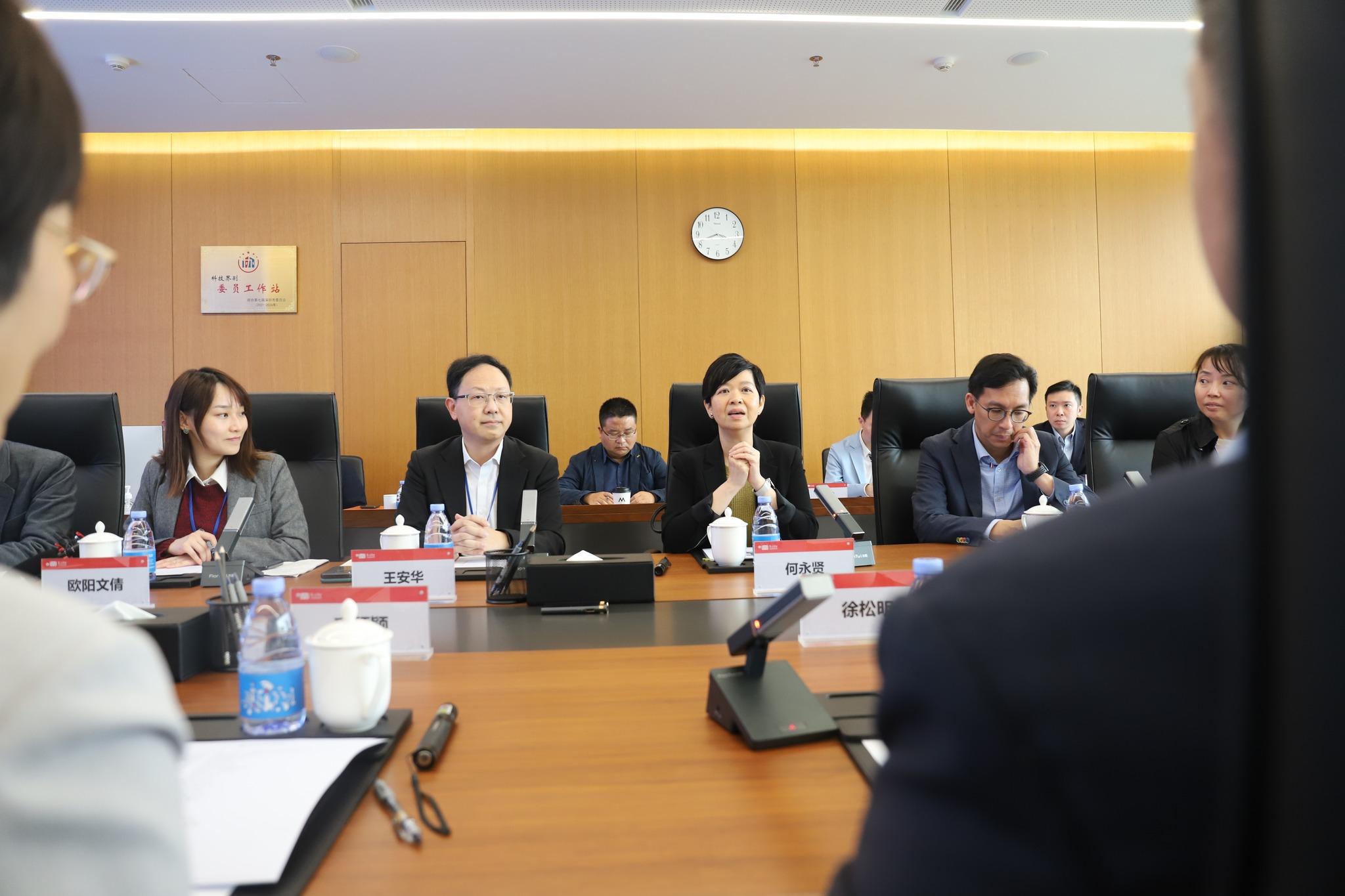 何永賢率房屋局等團訪深圳 參觀新技術和建造方法快速建成項目 (何永賢FB)