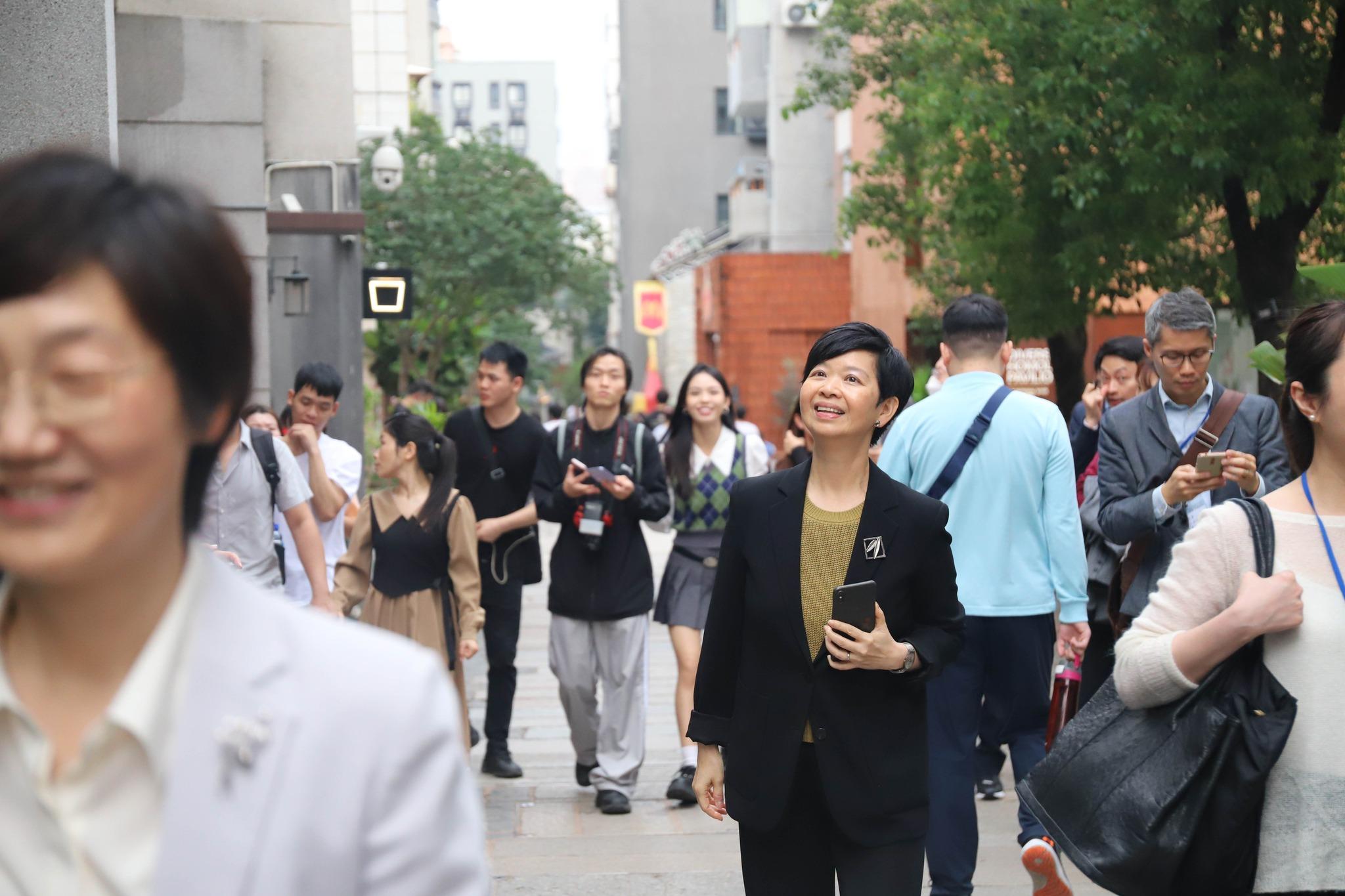 何永賢率房屋局等團訪深圳 參觀新技術和建造方法快速建成項目 (何永賢FB)