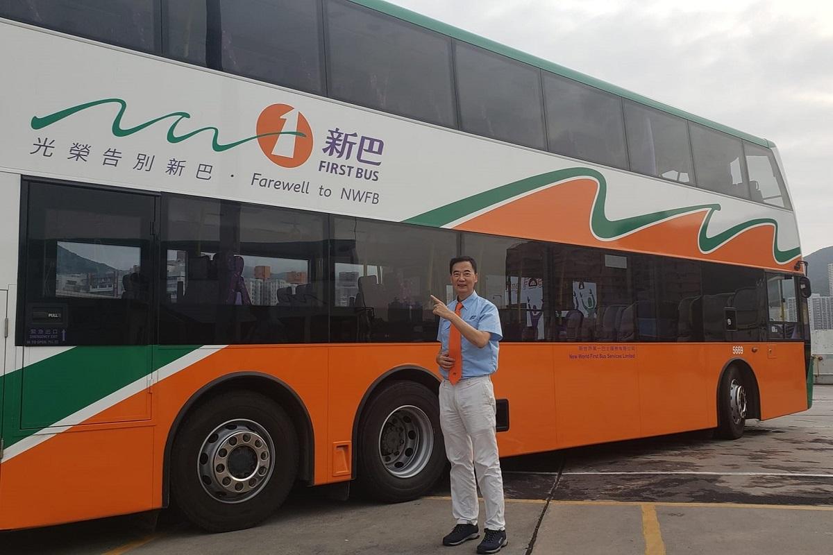 關則輝介紹新巴車隊的「波浪紋」,出自著名設計師靳埭強手筆,形容為巴士服務帶來新氣象。(關則輝FB圖片)