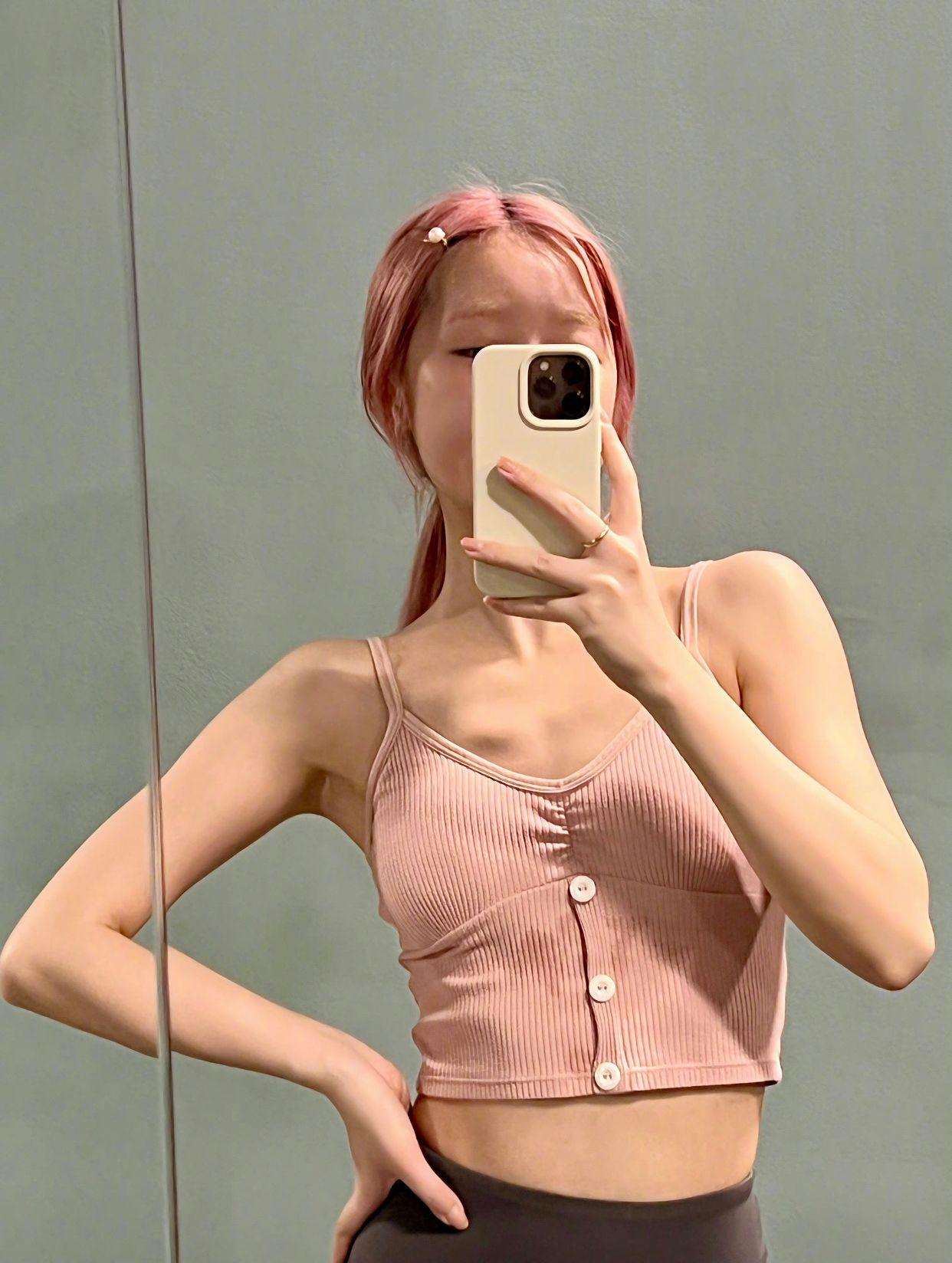 徐嬌上載近照,穿上小背心和緊身運動褲在鏡前大擺甫士。