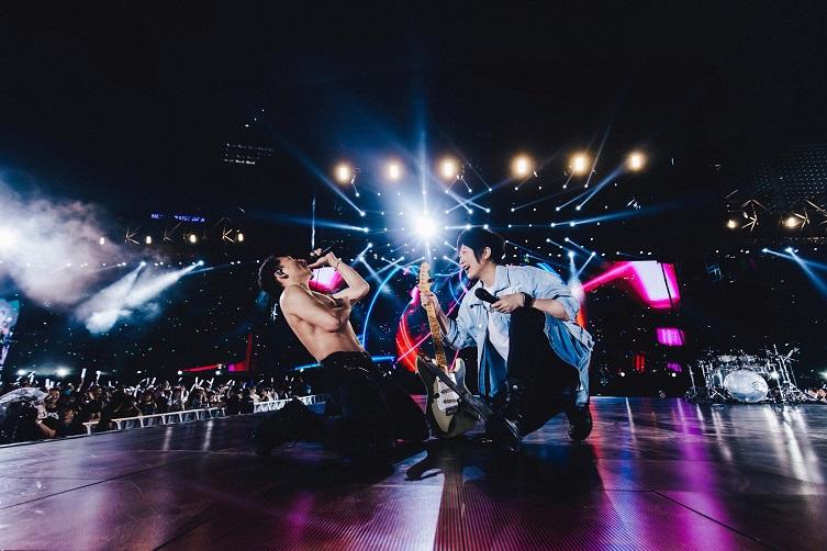 石頭與阿信在尾場high爆又不捨。