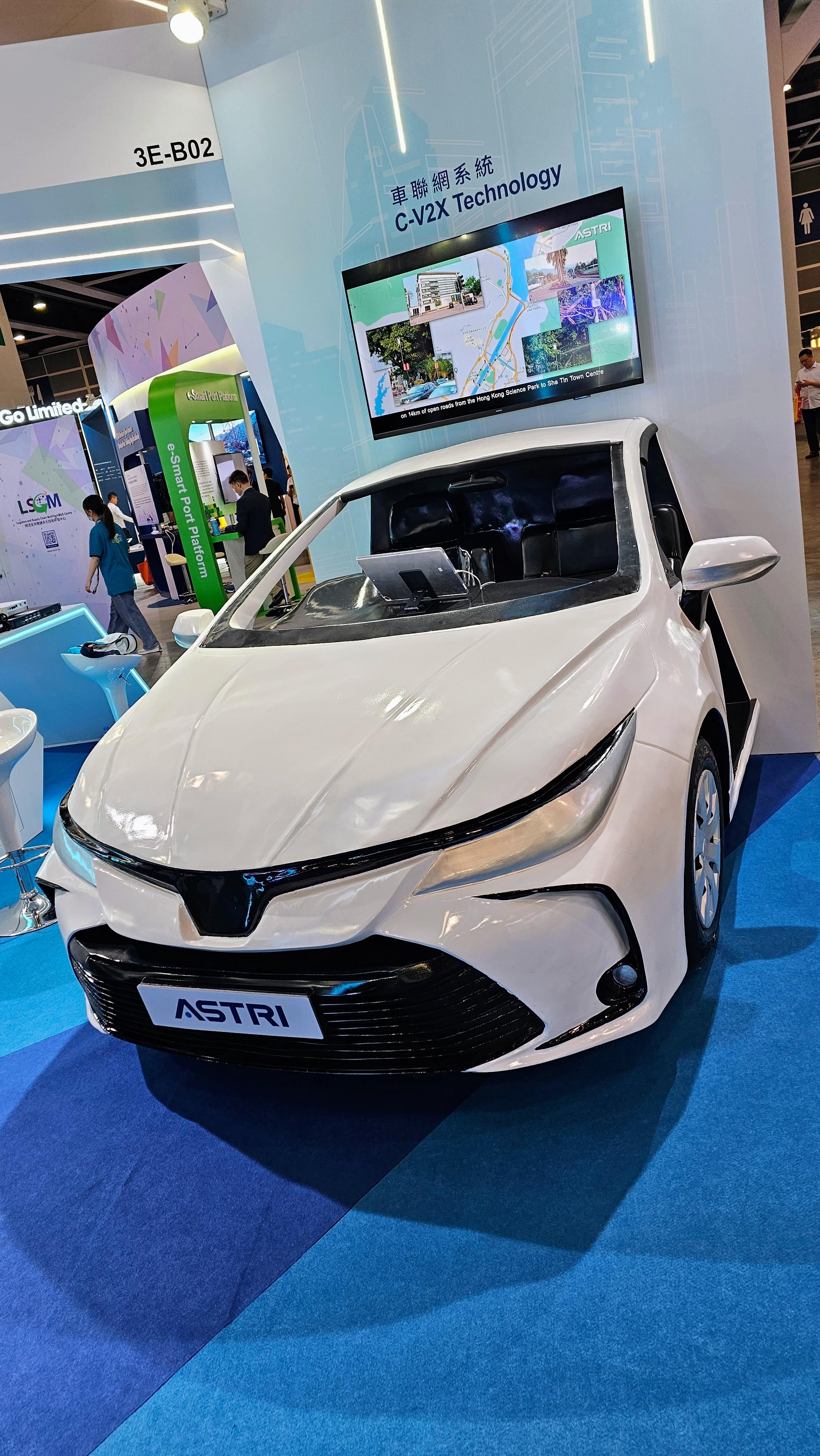 展區內設置模擬聯網駕駛車廂模型。