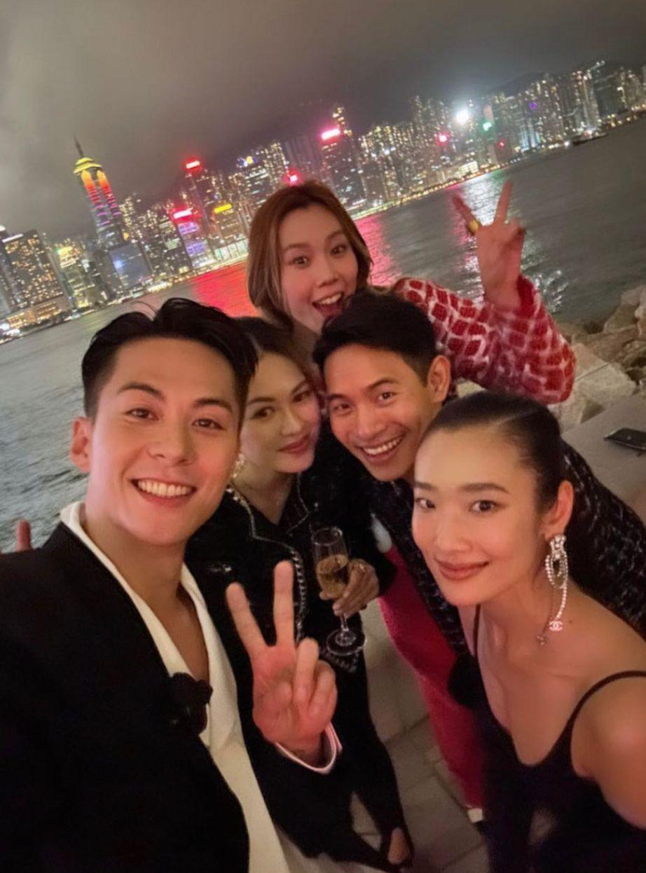 Aokbab跟朱鑑然及歐鎧淳等開心合照。