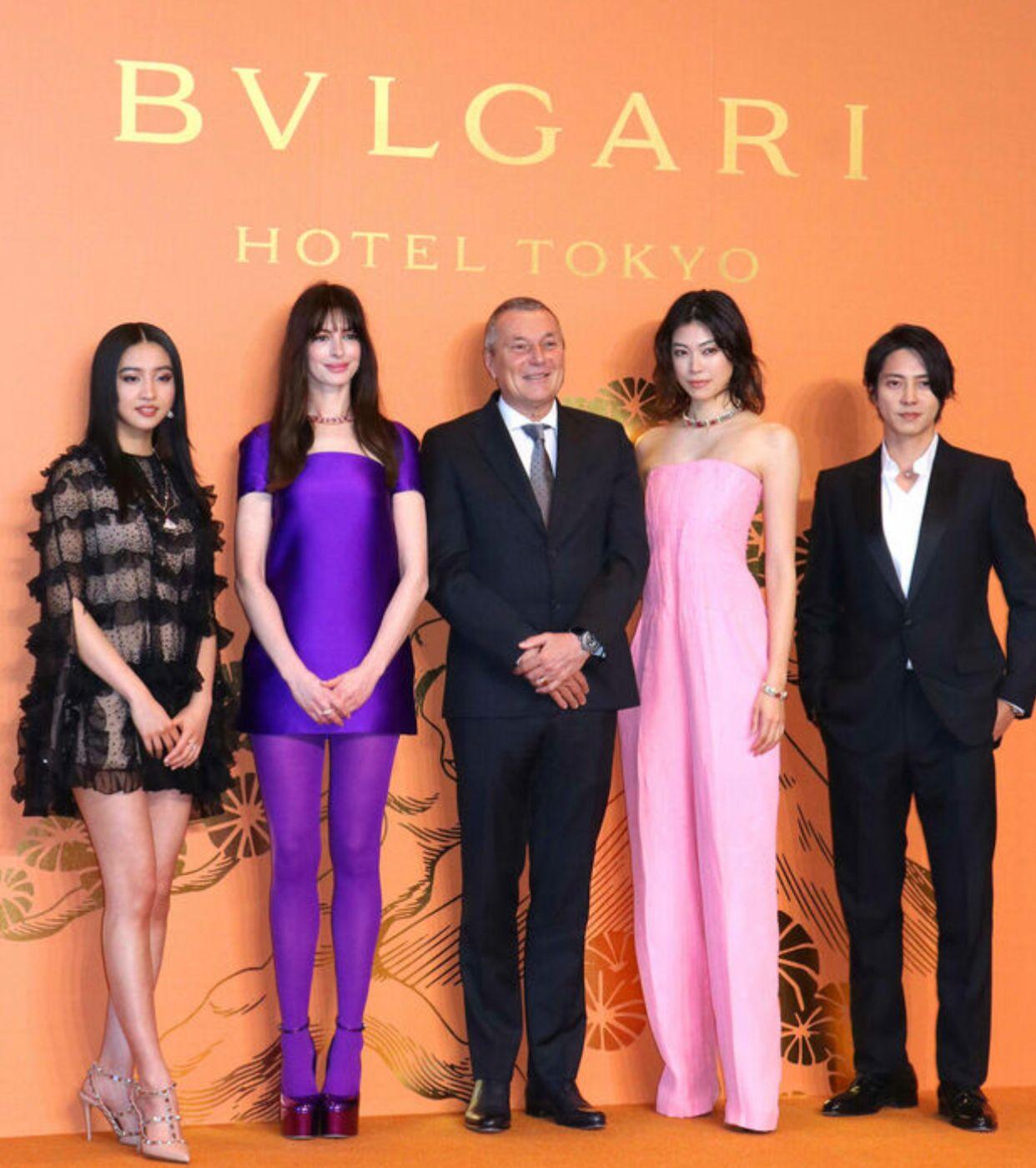 山下智久雖有備而戰穿厚底皮鞋迎戰眾女星的高踭鞋,仍難免出現尷尬場面。