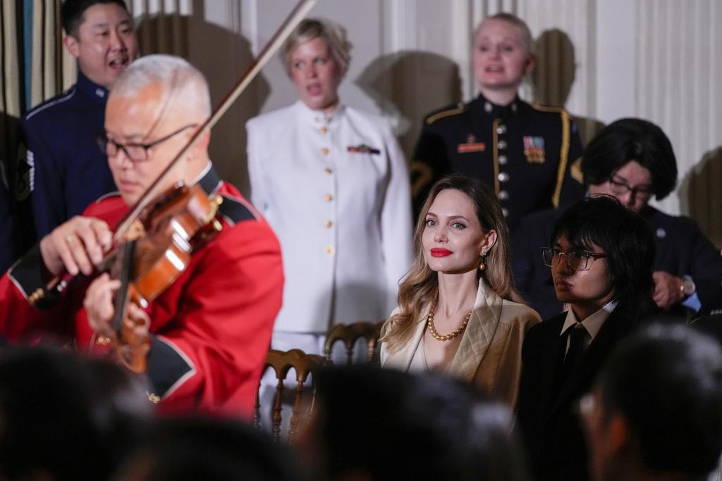 安祖蓮娜祖莉及兒子Maddox出席國宴。(美聯社)