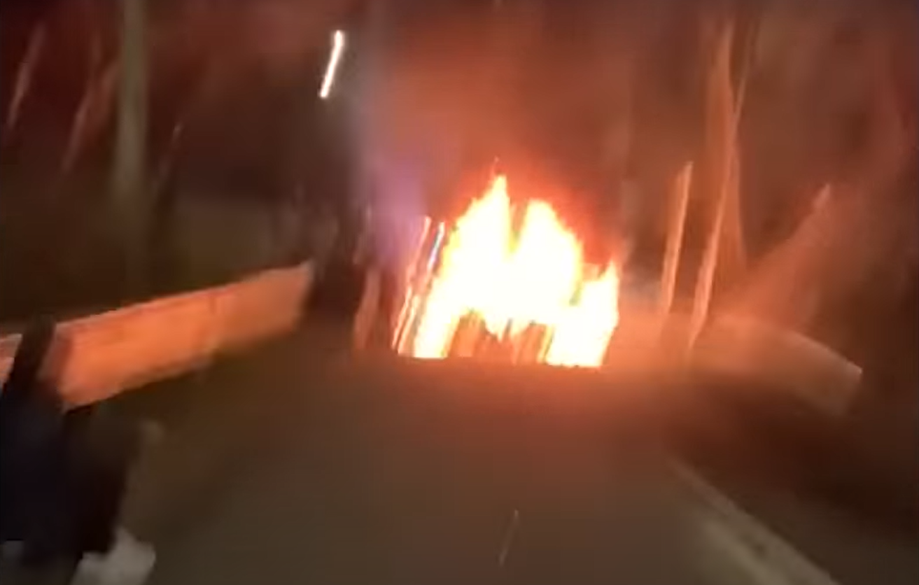 意外起火後有人坐在路邊。(影片截圖)