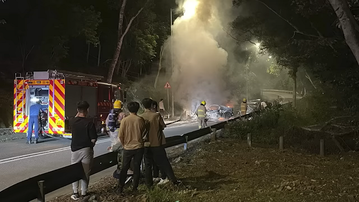 消防將私家車的大火撲熄。(影片截圖)