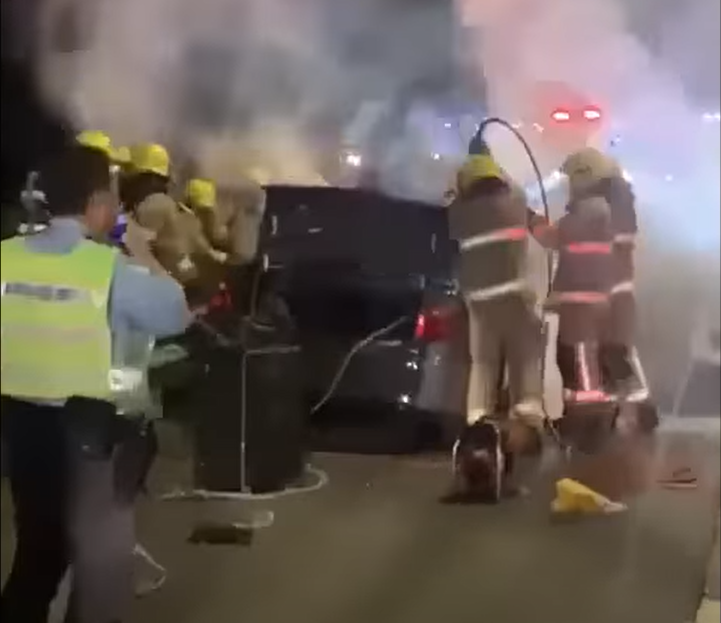 消防將私家車的大火撲熄。(影片截圖)