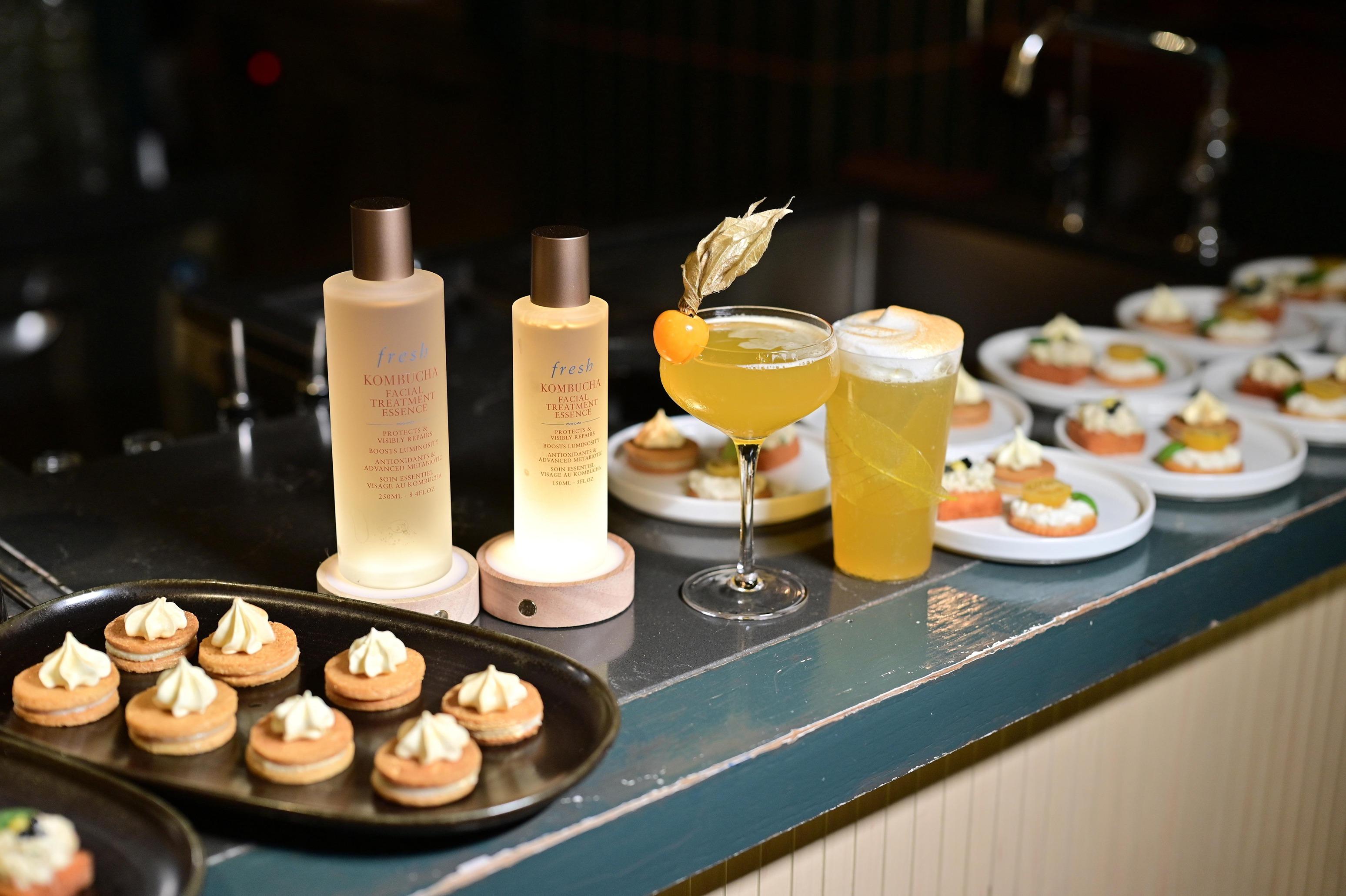 品牌早前於中環Tell Camellia舉行新品發佈會,並請來歌手吳嘉禧及演員林千渟前來率先試用精華水。。