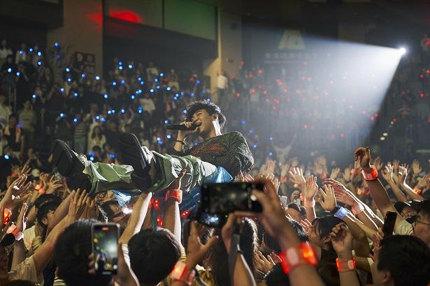 主音Herman大玩「插手」。