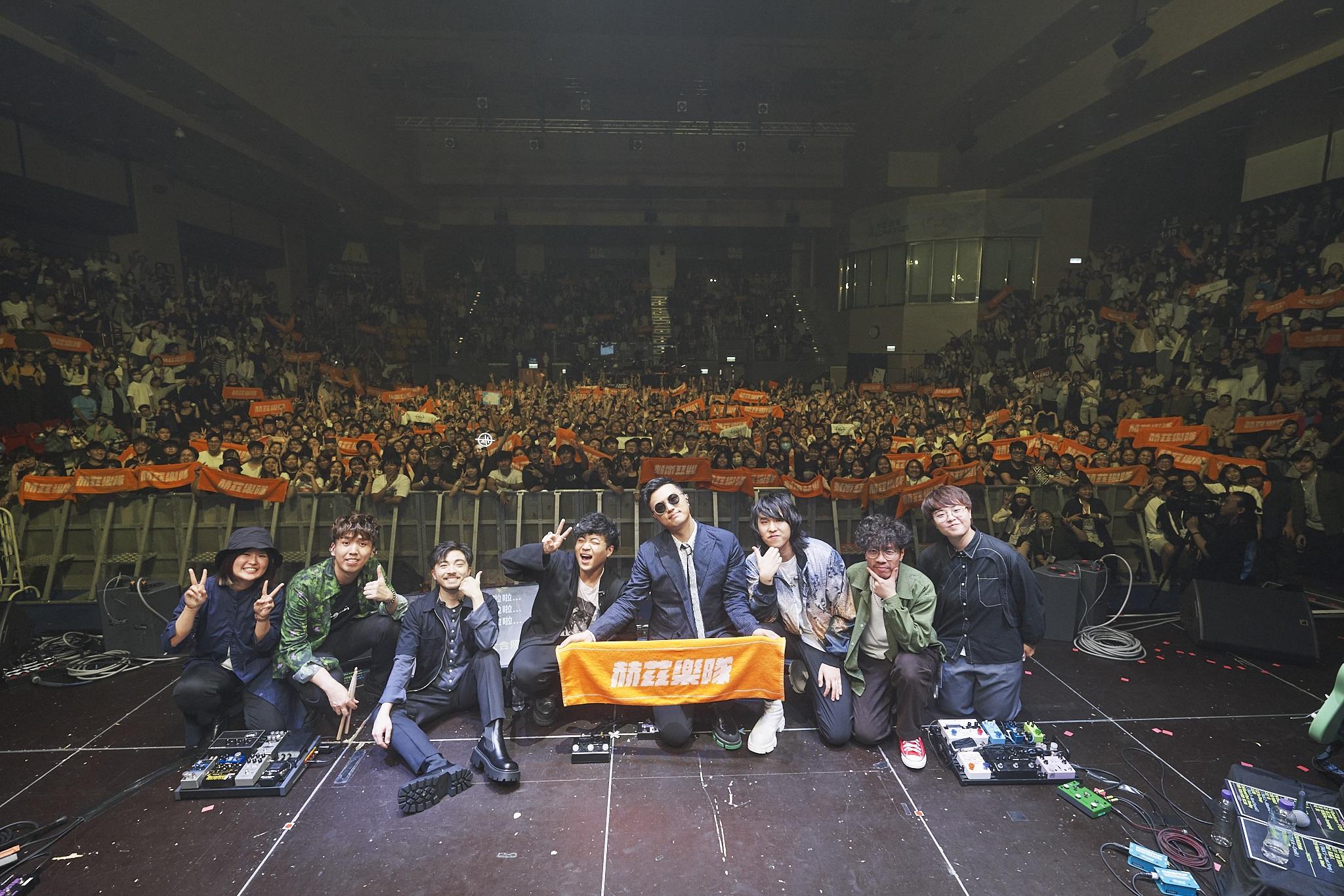 The Hertz與觀眾大合照紀念首次在麥花臣開樂隊的專場演唱會。