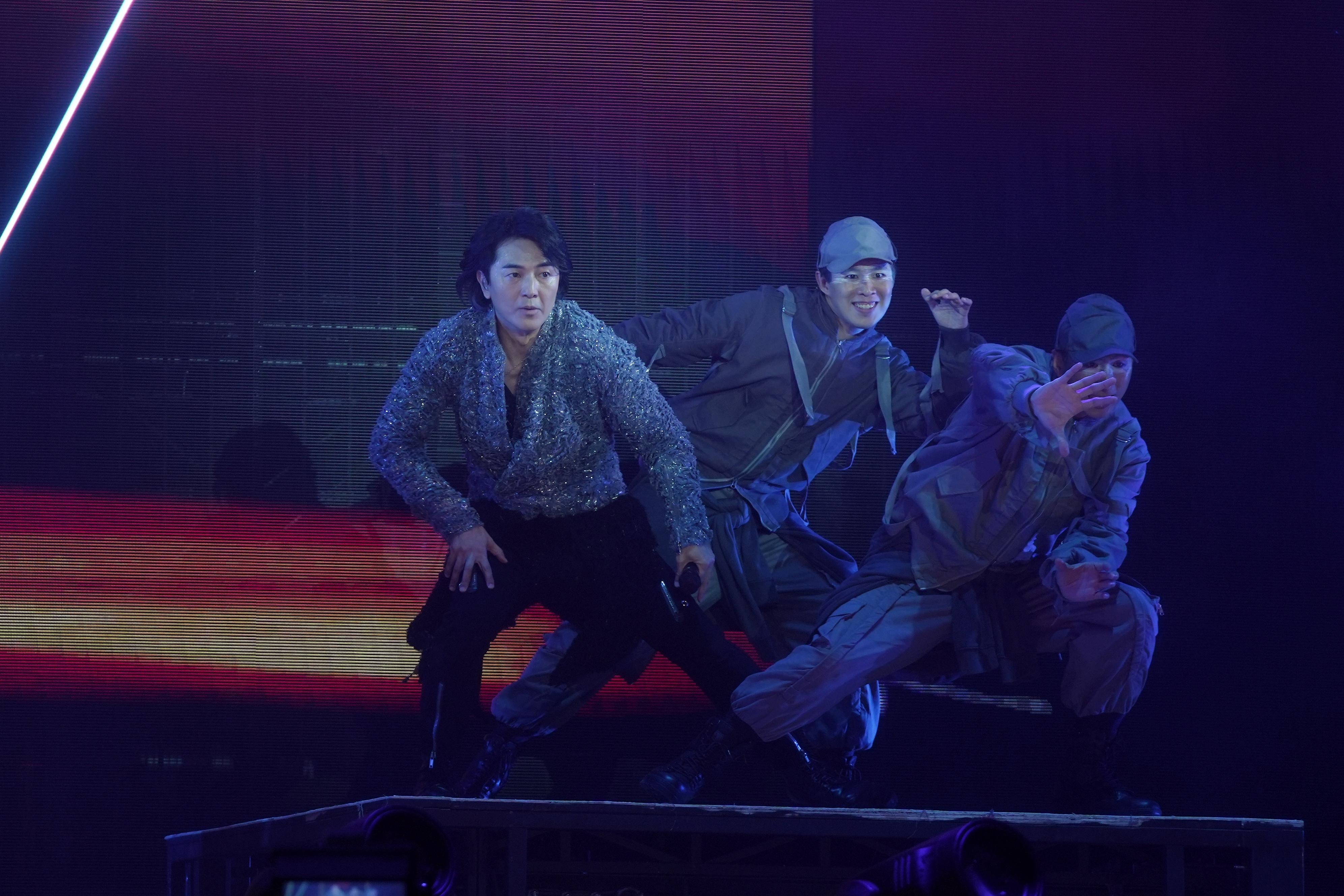 伊健在個唱上大唱金曲。