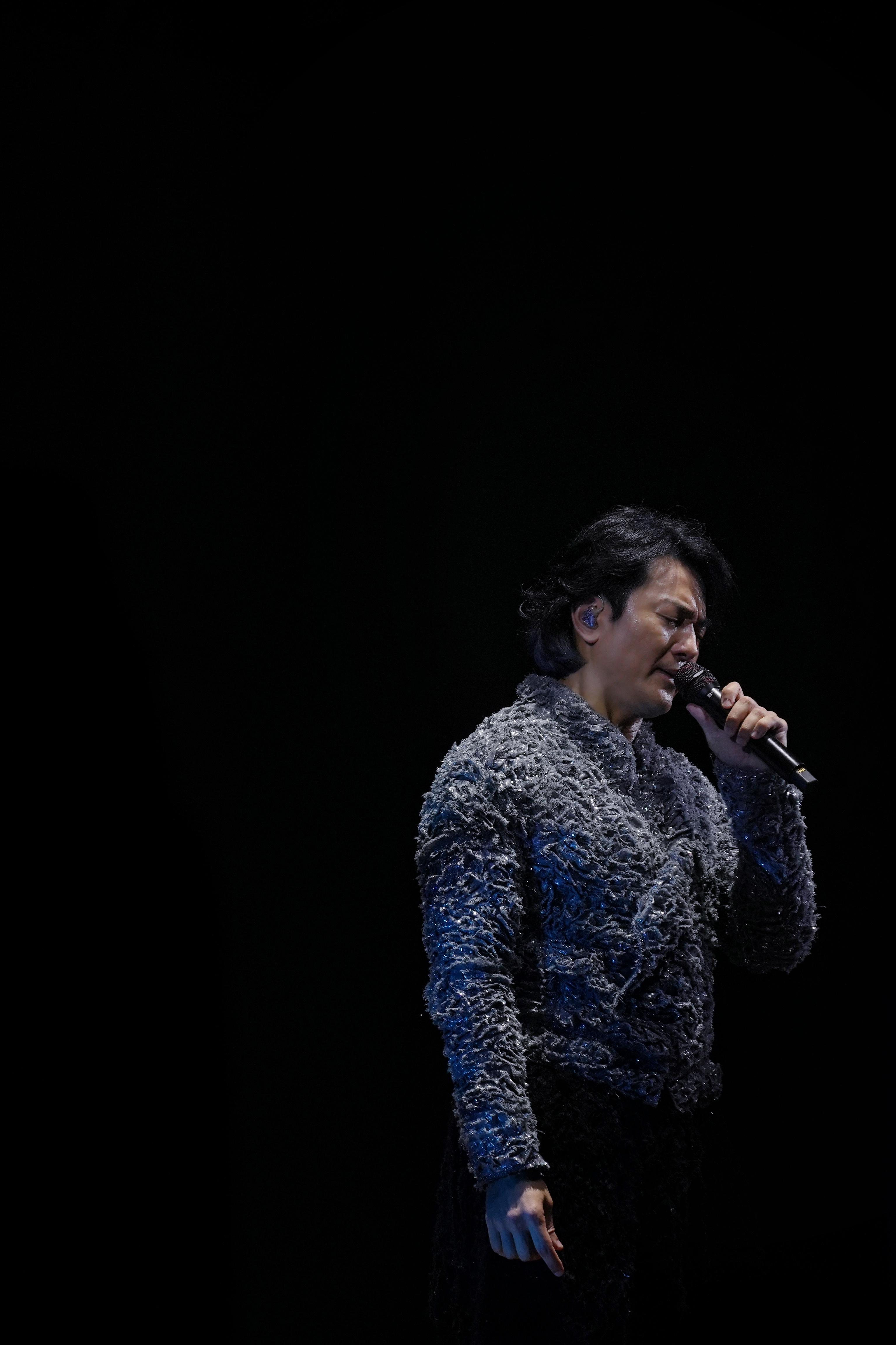 伊健在個唱上大唱金曲。