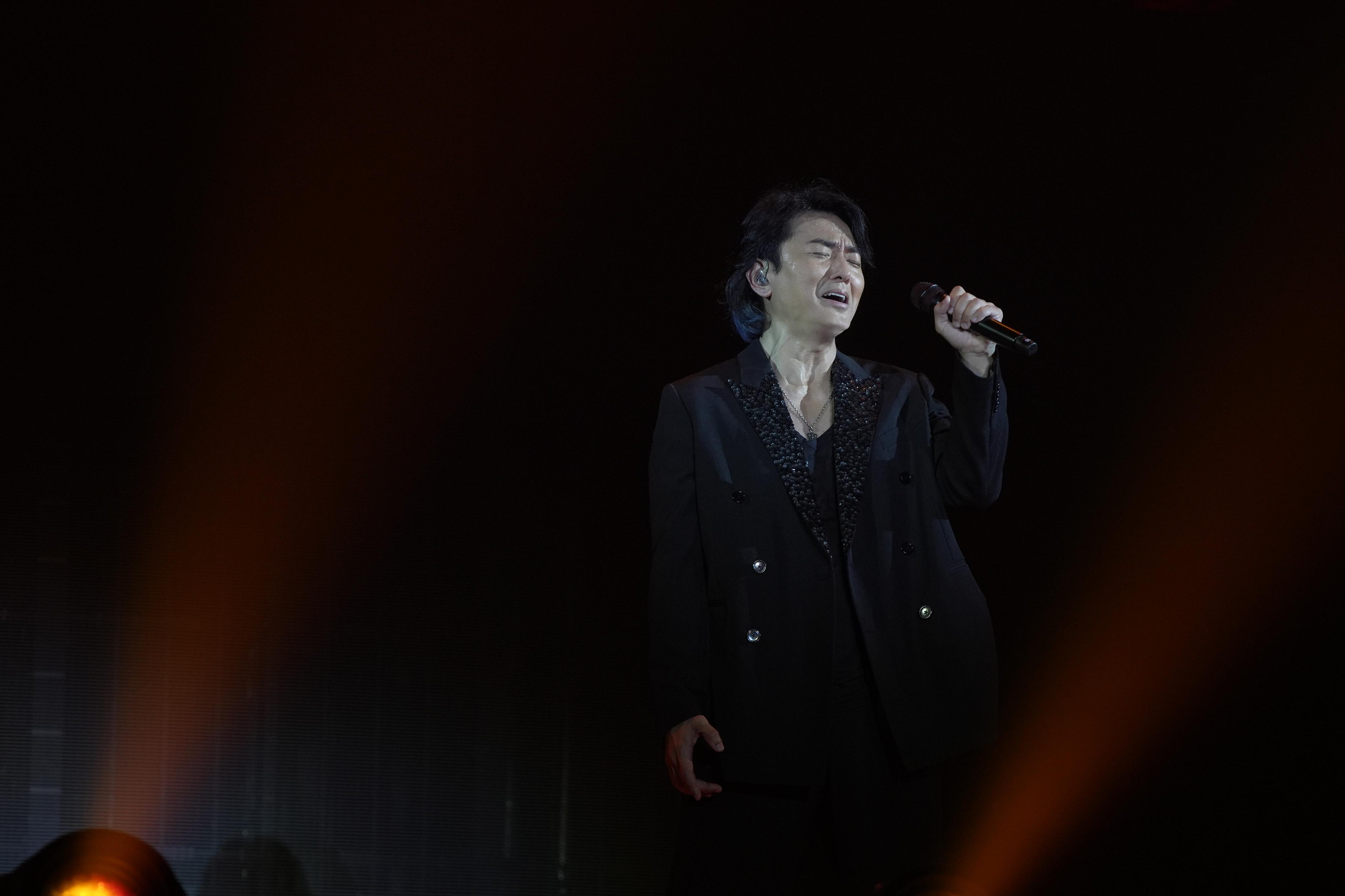 伊健在個唱上大唱金曲。