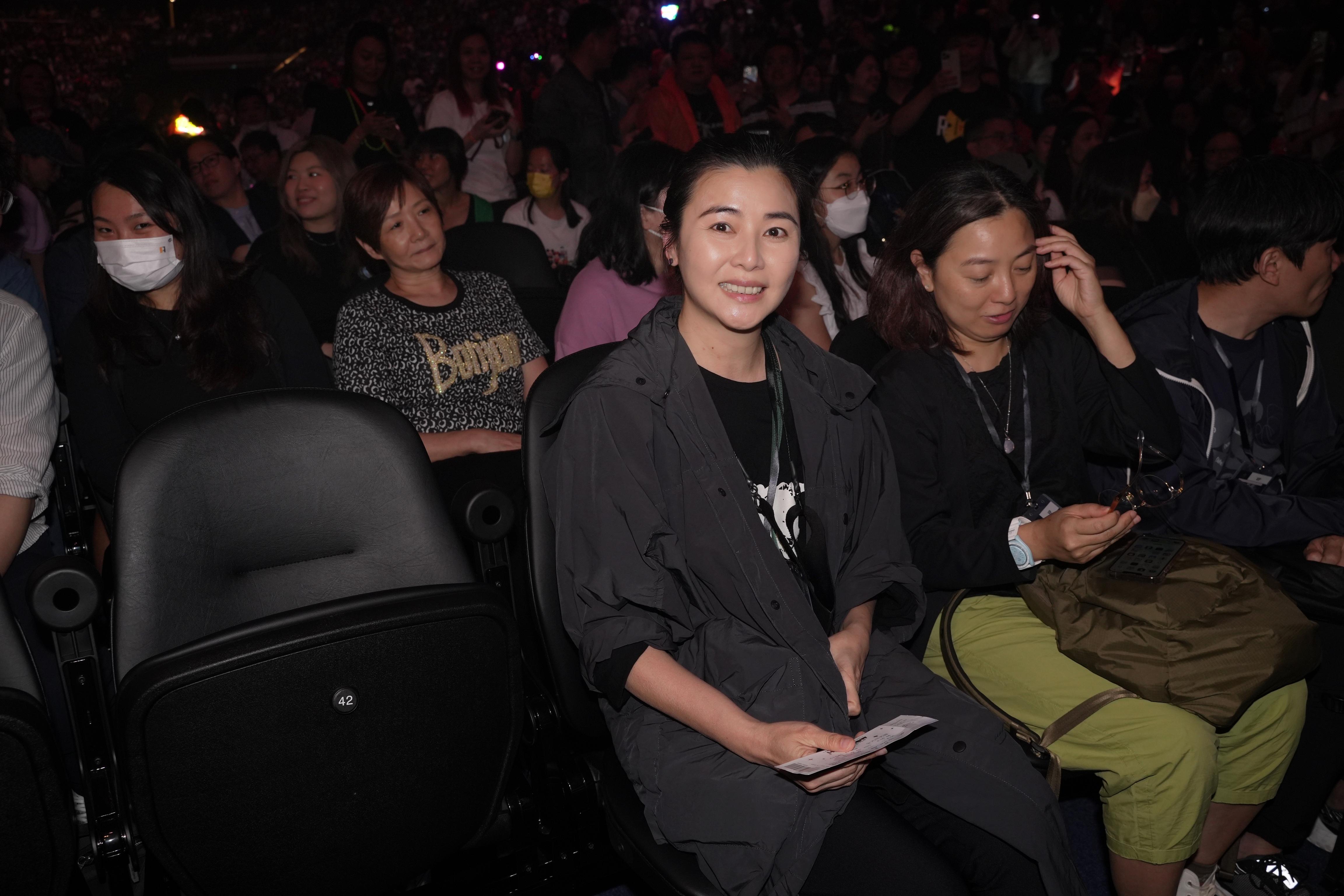 蒙嘉慧在台下支持老公。