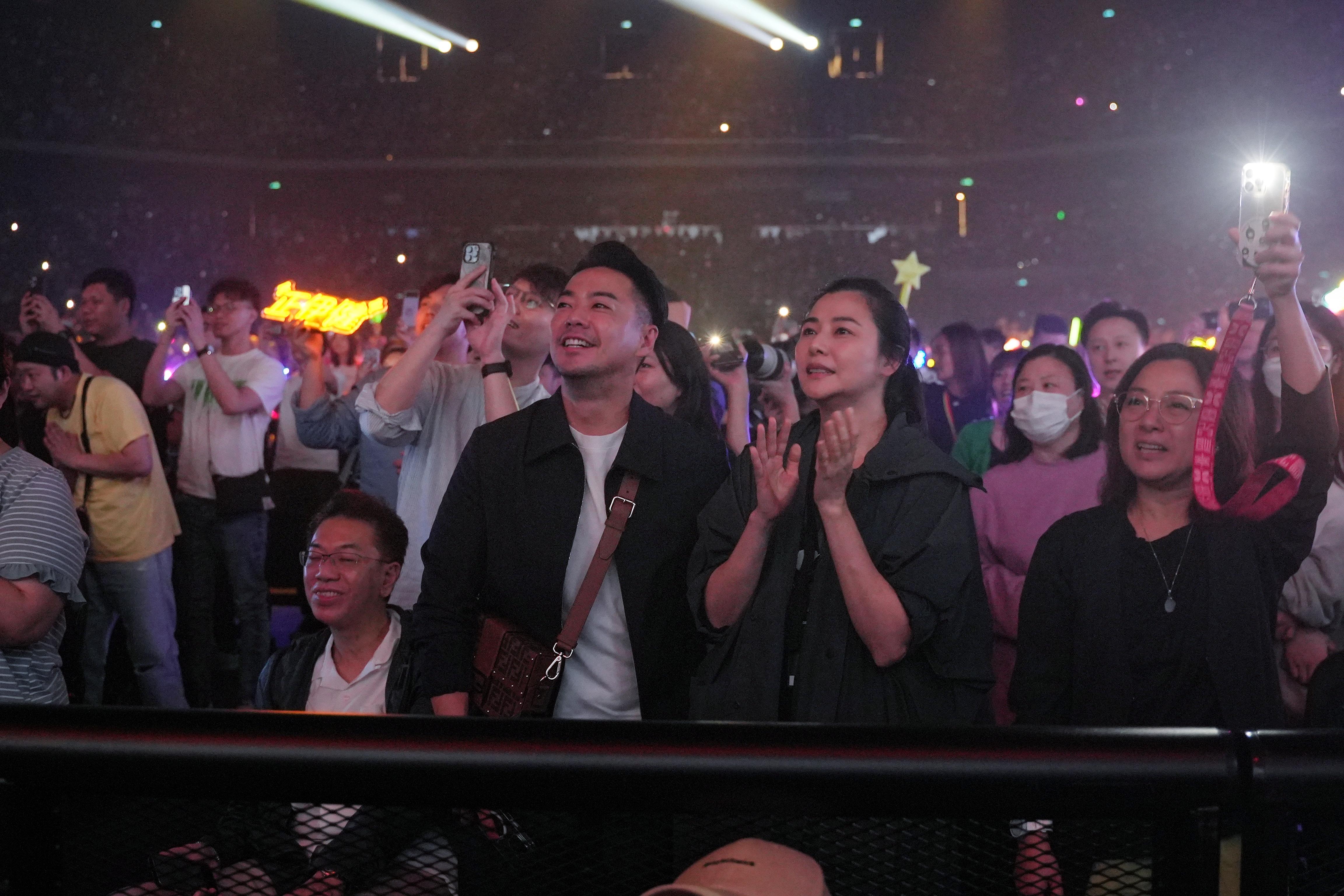 蒙嘉慧睇得相當投入。