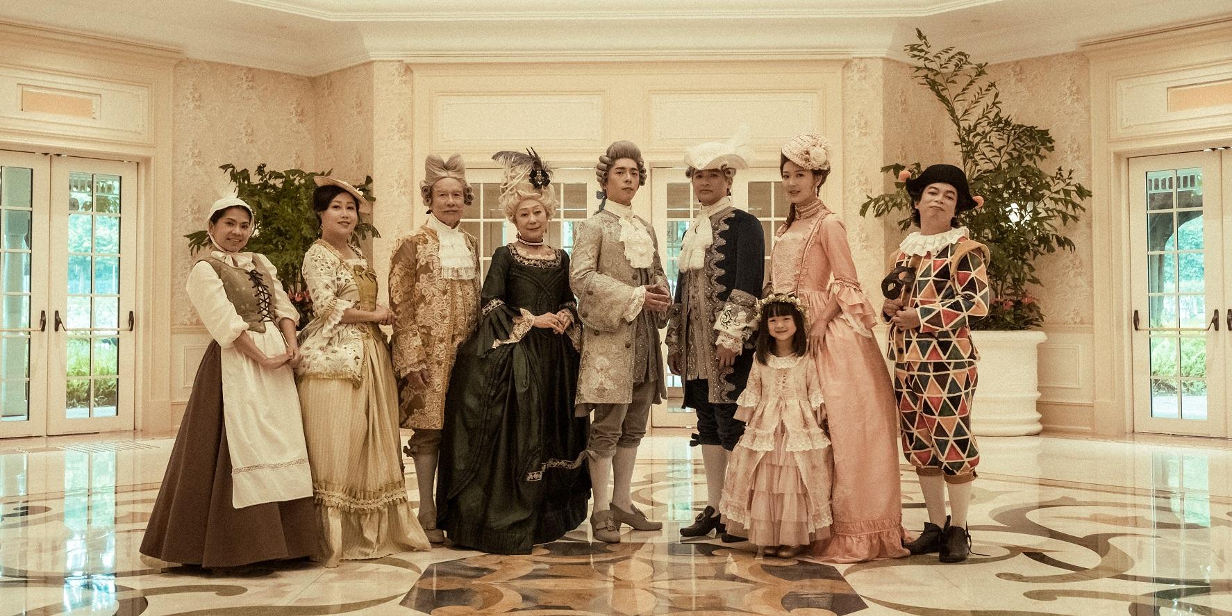 何爵天在《死屍死時四十四》加入樓盤廣告,令人想起《正義迴廊》中超現實的希特拉想像。