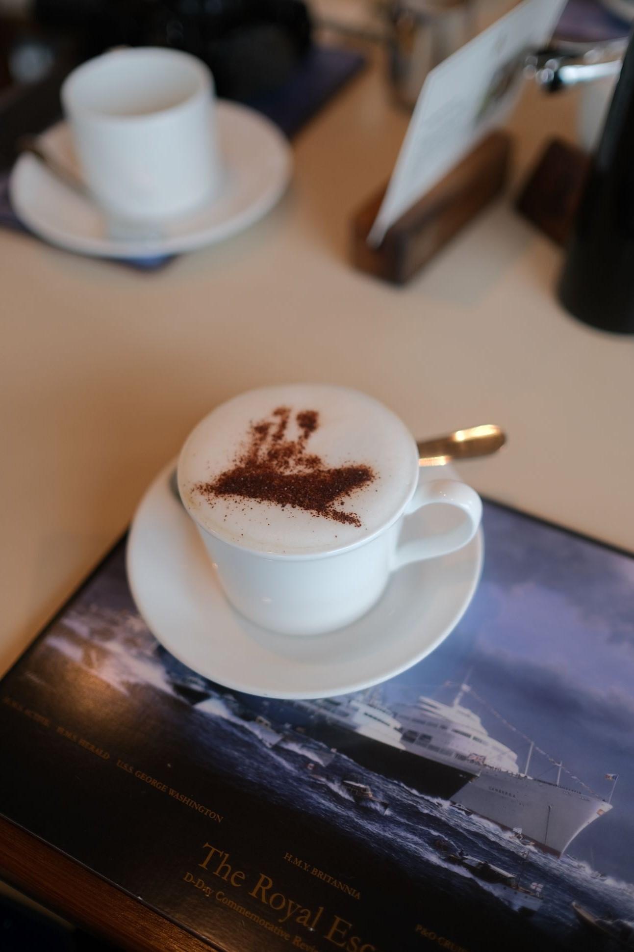 參觀完一圈別心急離開,記得到甲板上的Royal Deck Tea Room用餐,飲杯茶,食件英式鬆餅,感受在空氣間迴盪的英式優雅。