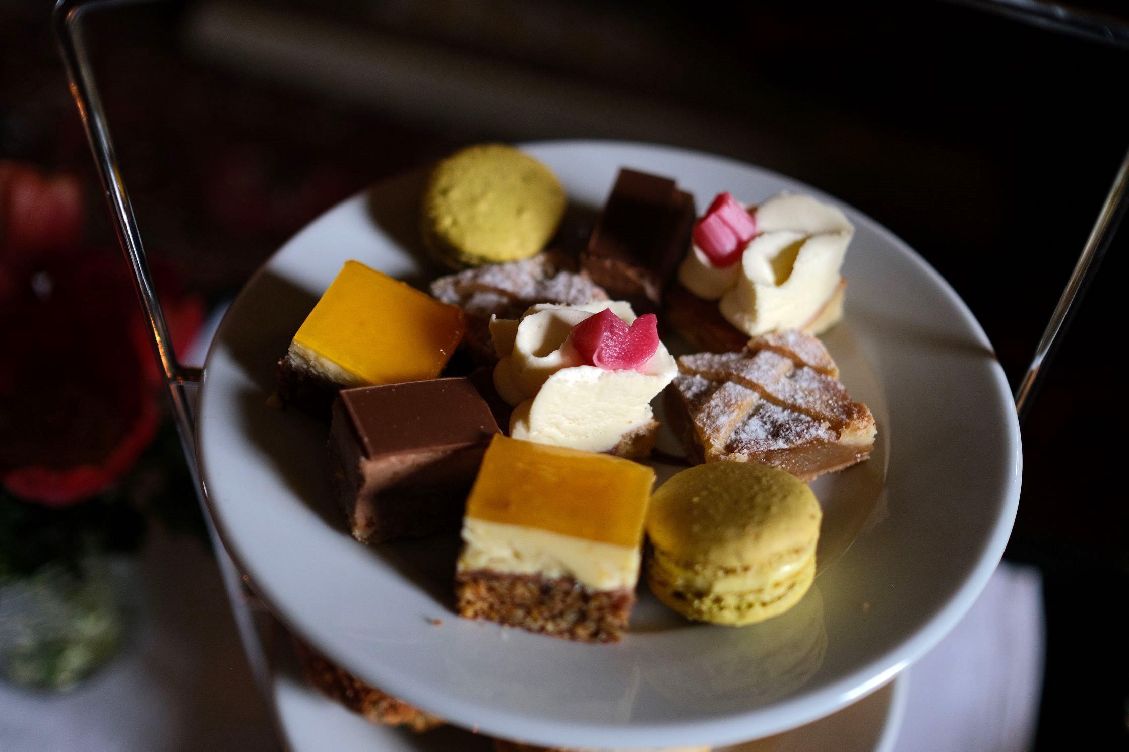 開心果馬卡龍、牛奶巧克力蛋糕、檸檬橙胡蘿蔔蛋糕、青蘋果餡餅等等美點,