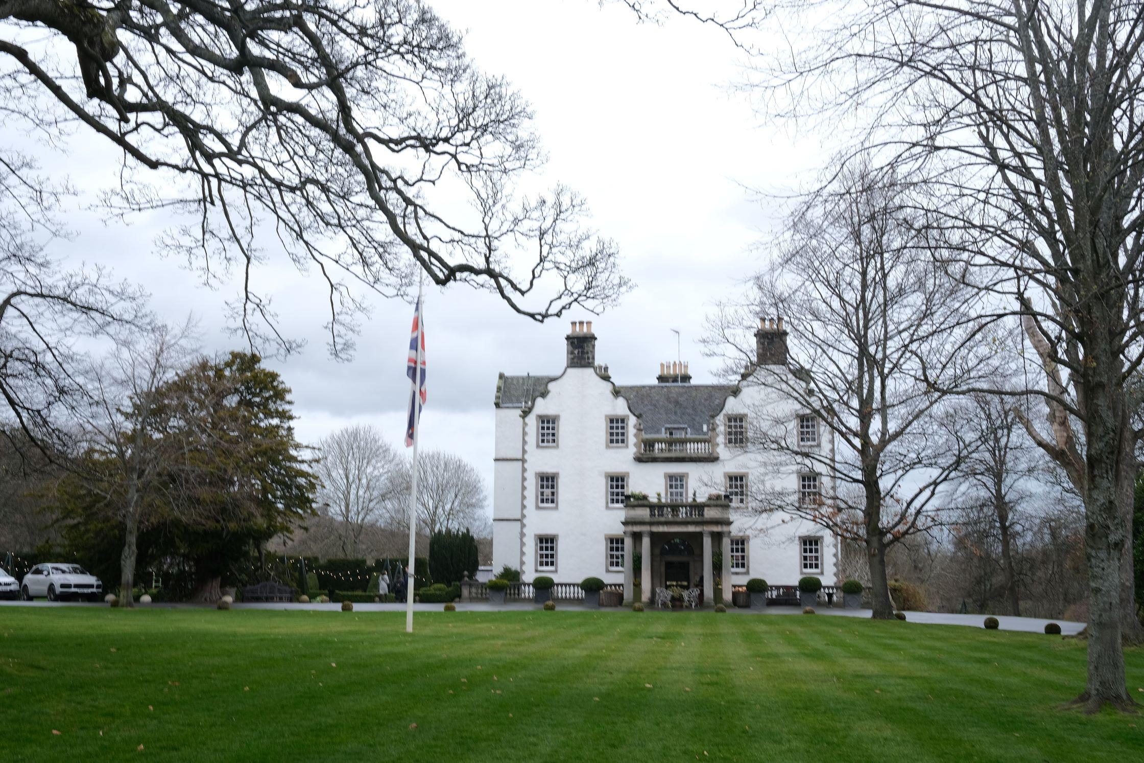 Prestonfield House是一座位於愛丁堡的五星級酒店,由中世紀貴族莊園改建而成