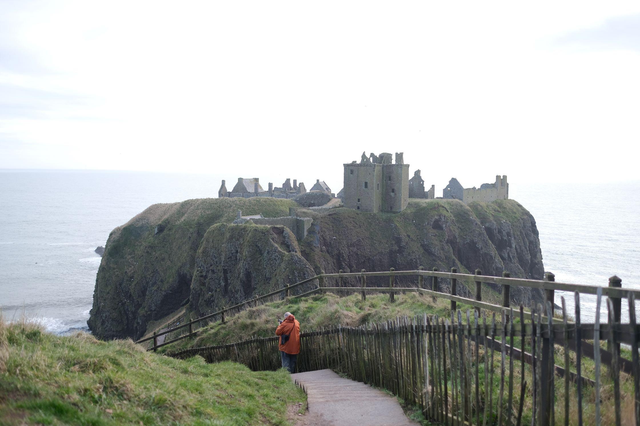 Dunnottar Castle鄧諾特城堡最具吸引力之處,是其地理位置獨一無二,佇立在北海旁邊的懸崖上,遠看就好像一座孤島。