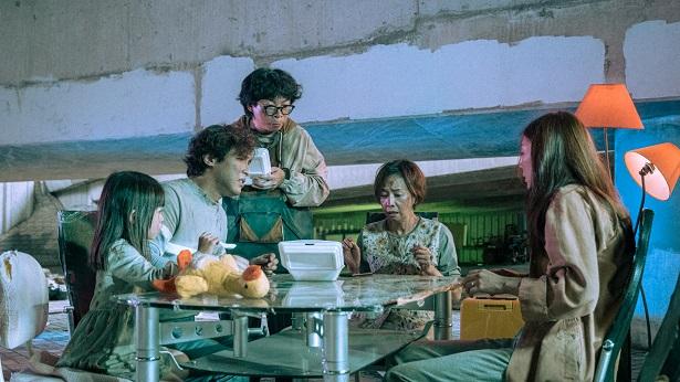 何爵天指毛姐很顧全大局,特別關心年輕演員有沒有發揮機會。