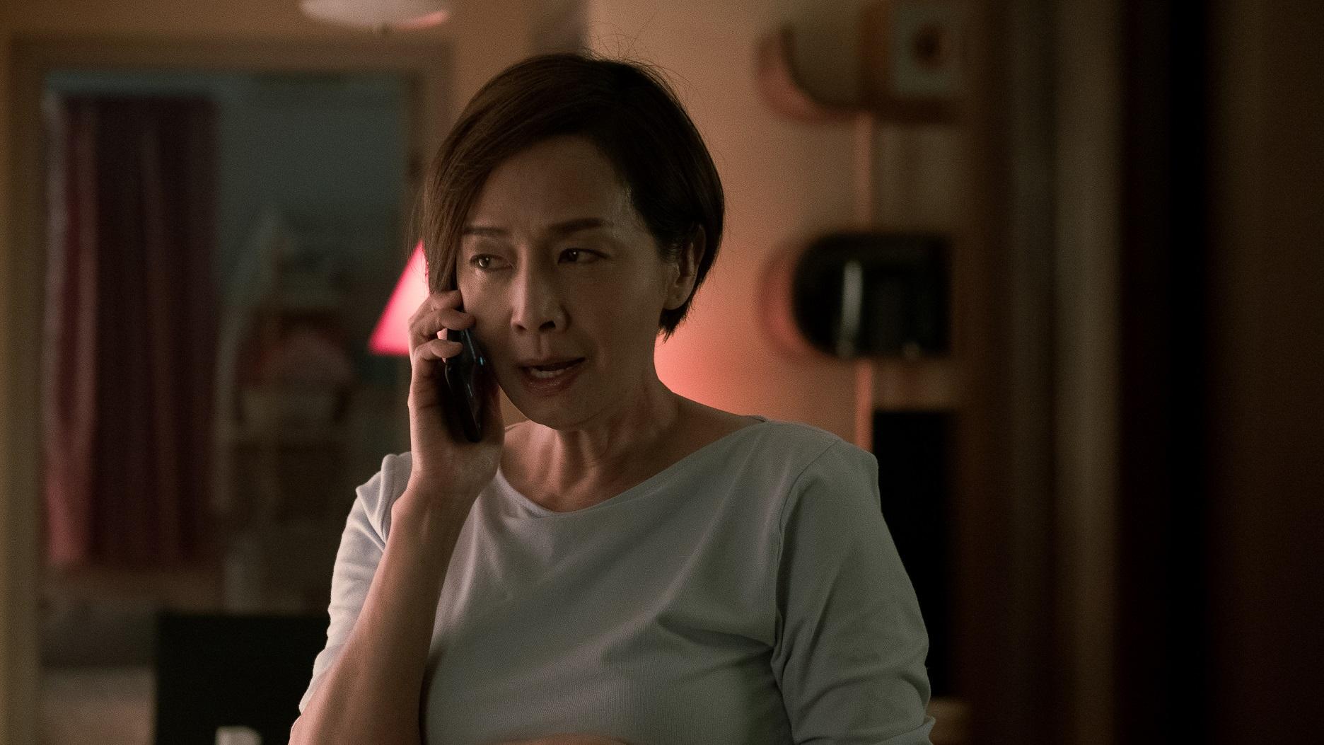 毛姐不只模仿蕭生,有一場傾電話的戲亦非常爆笑。(《死屍死時四十四》劇照)