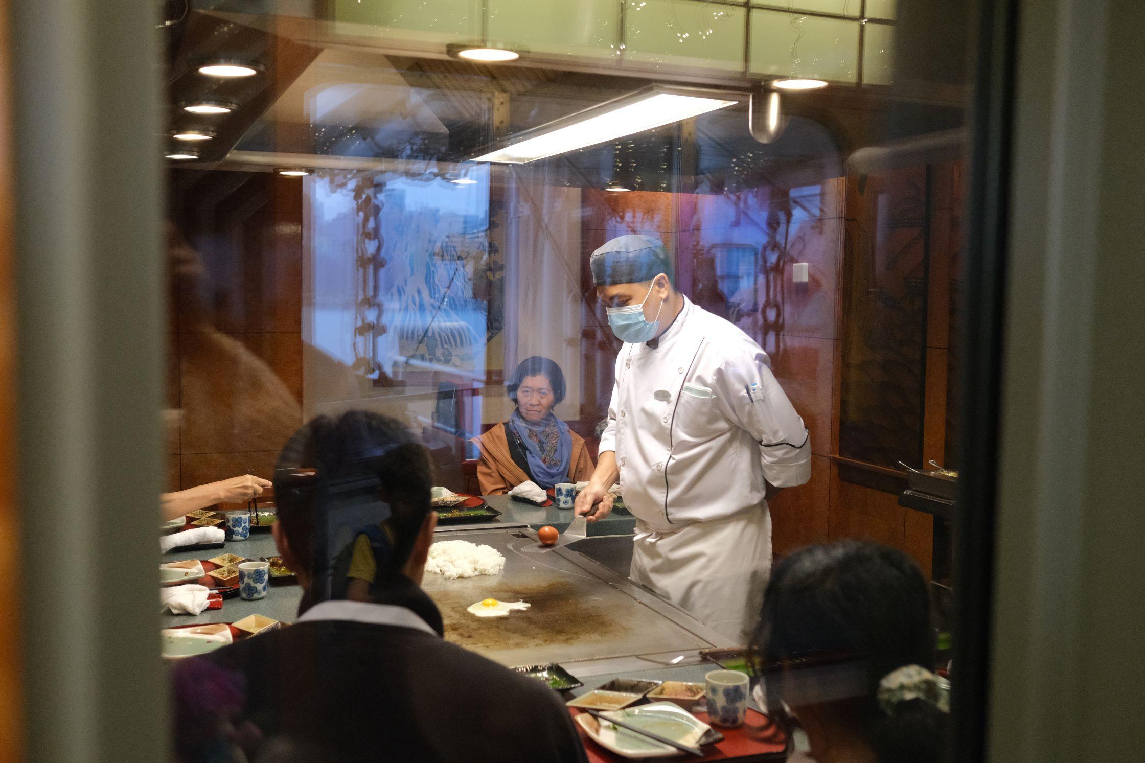 如果不介意付費用餐,還有鐵板燒、日本料理和火鍋等等選擇,價錢貼近市價。