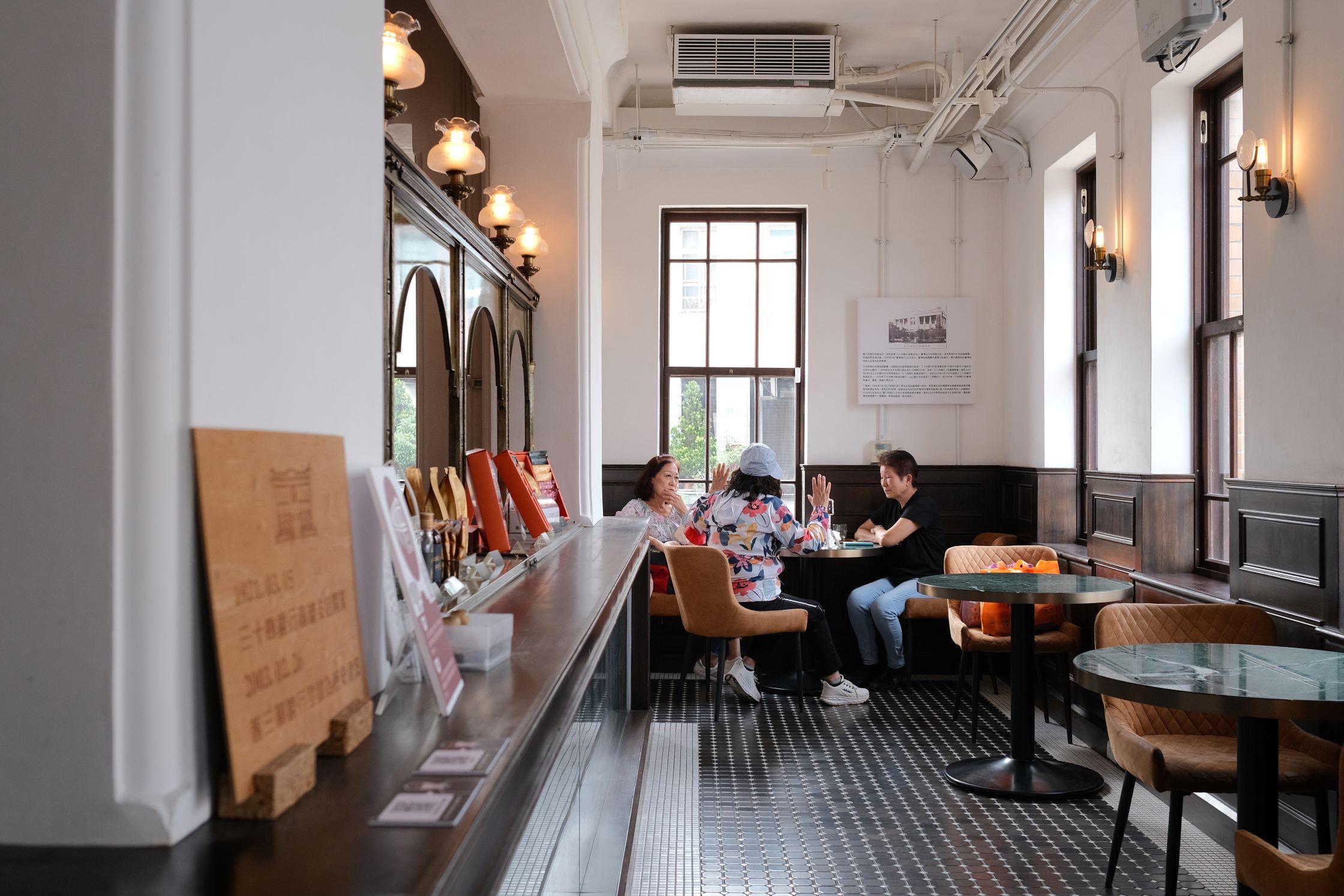 由日治時期歷史建築改建而成的「新濱・駅前舊三和銀行」咖啡店