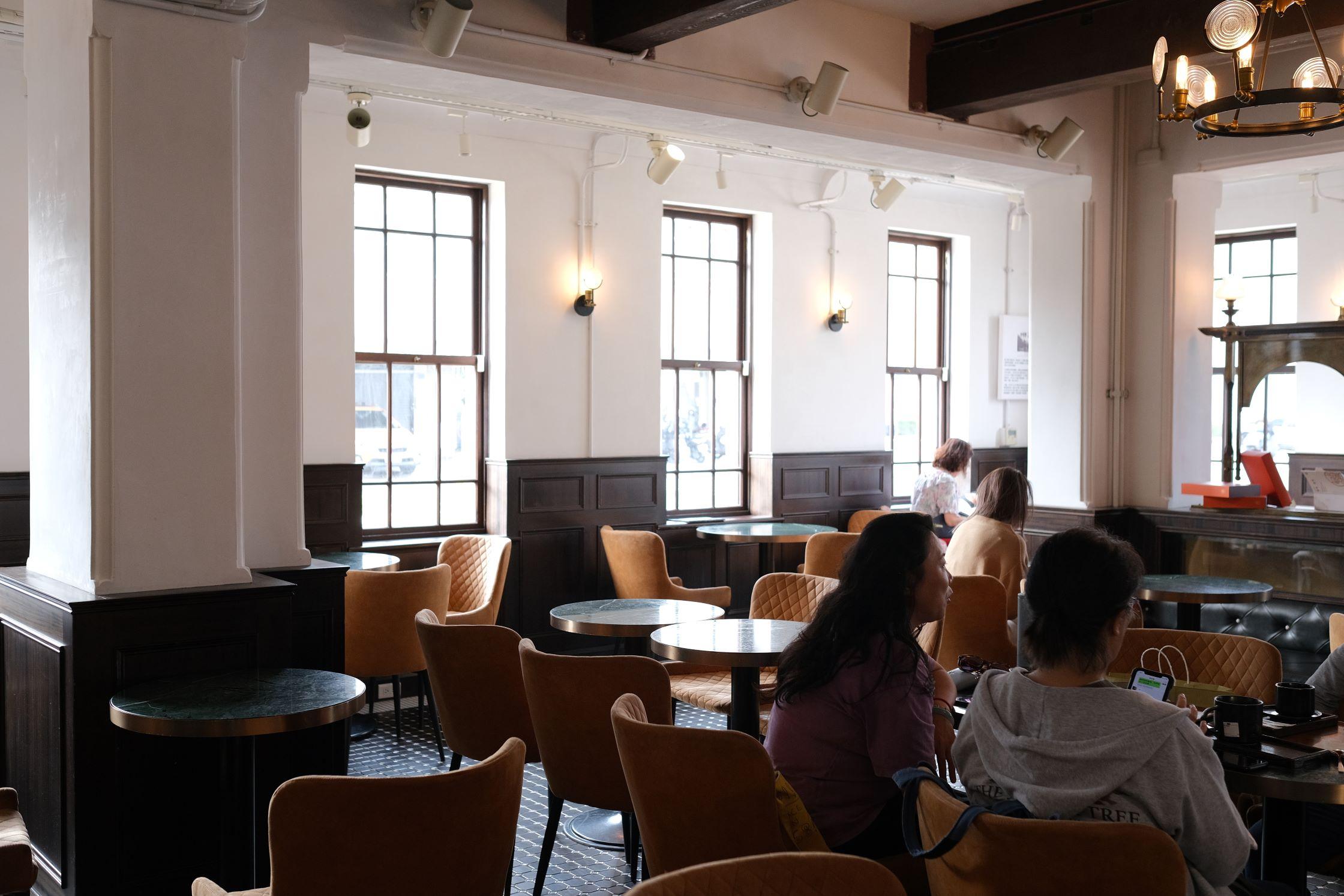 由日治時期歷史建築改建而成的「新濱・駅前舊三和銀行」咖啡店