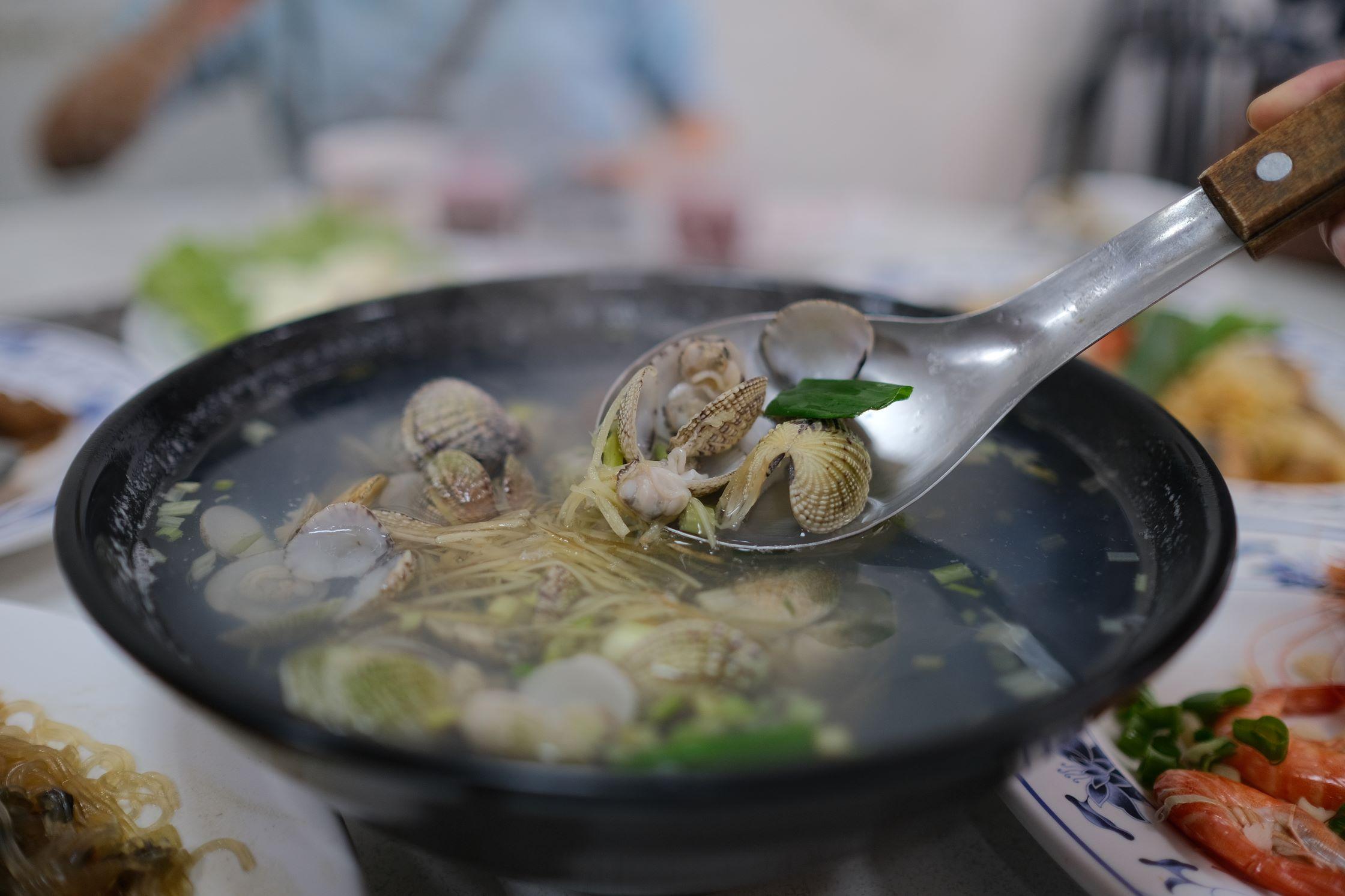 清峰海鮮供應大量海鮮小炒,鑊氣十足!