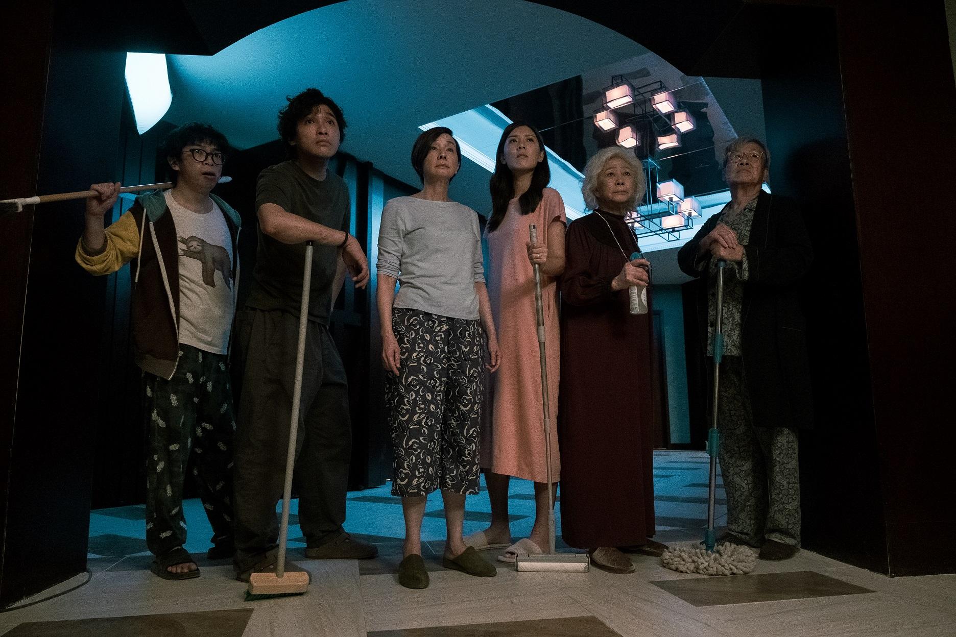 何爵天執導的《正義迴廊》與《死屍死時四十四》,都是以群戲為主,成為導演的獨特風格。