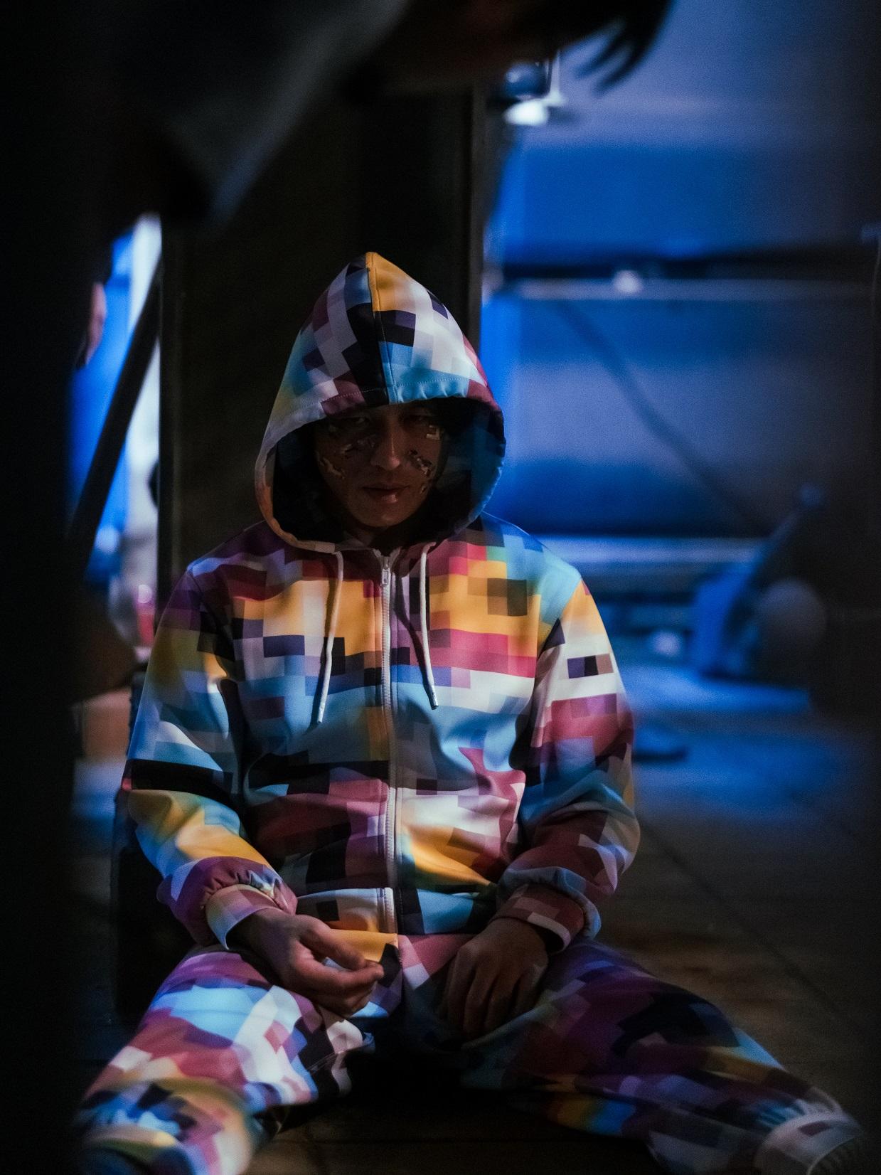 張滿源在《死屍死時四十四》演「屍體」,被一班豪宅住戶「玩足」一晚。(劇照)