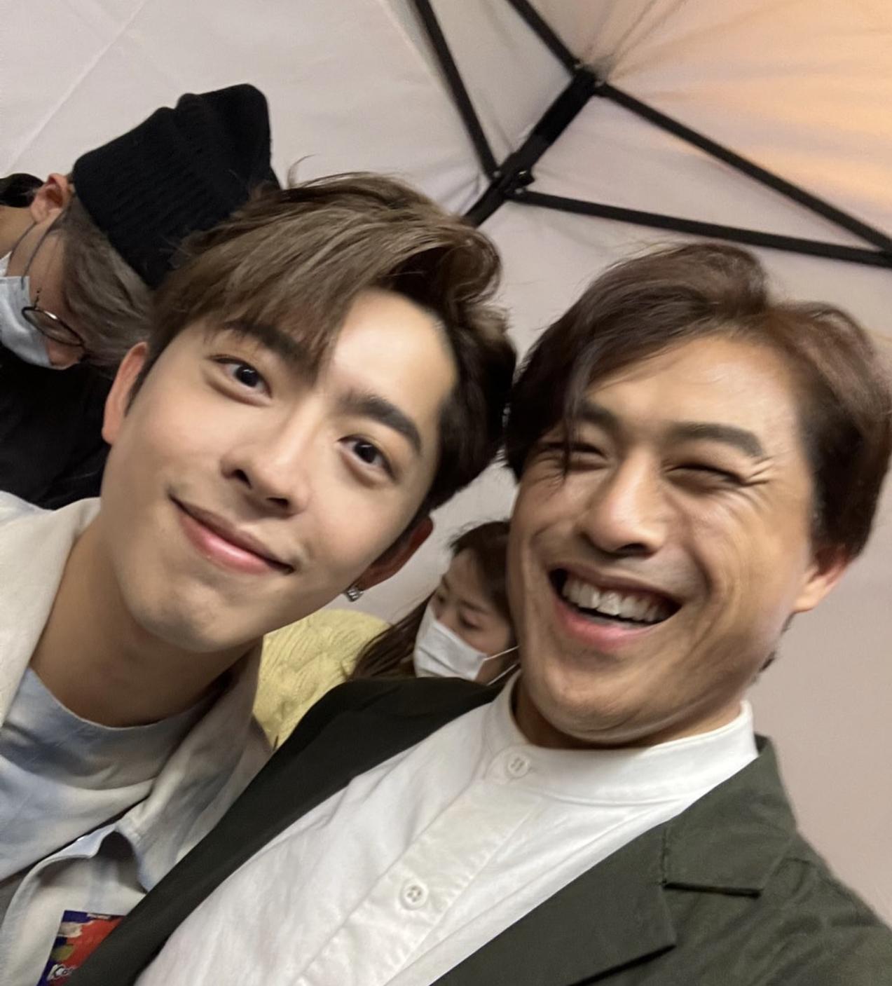 張滿源在《死屍死時四十四》開畫日與Edan一起謝票。(張滿源IG)