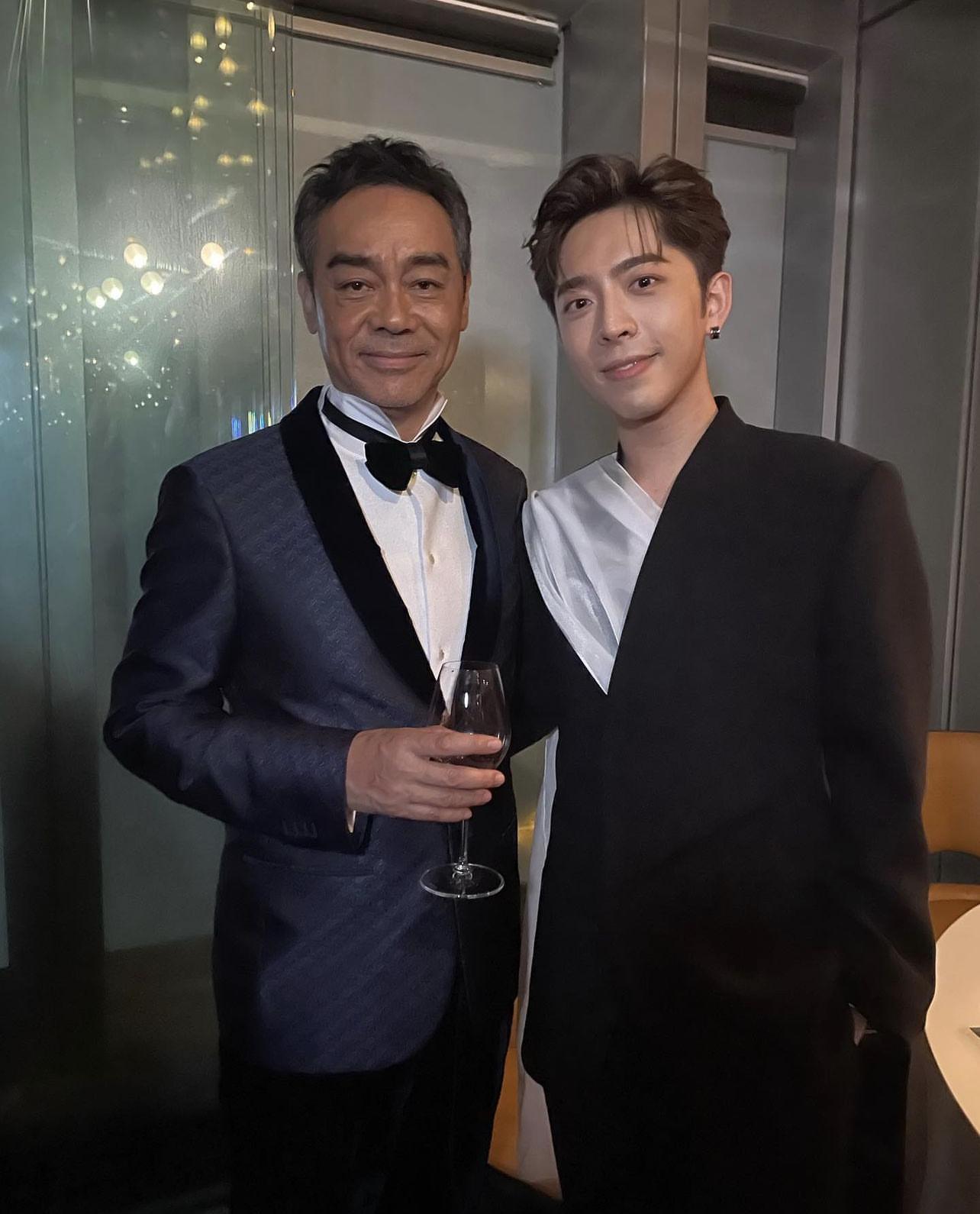 Edan集郵成功,與劉青雲合照。