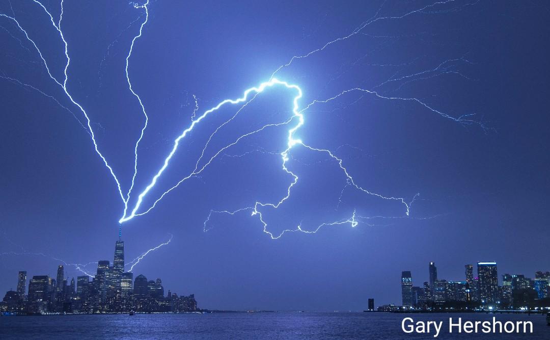 不少Twitter用戶都分享紐約世貿中心遭閃電擊中的照片。