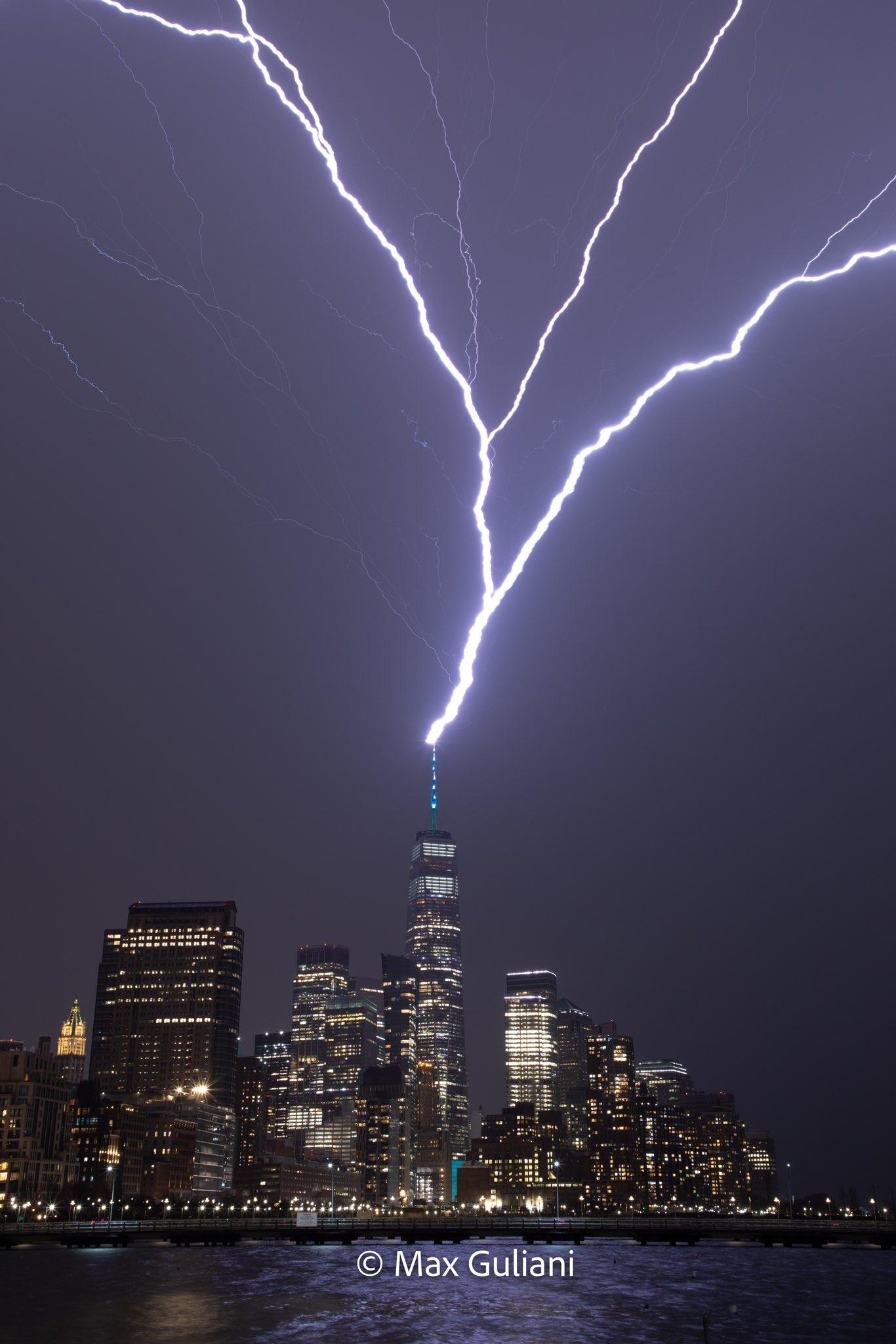 不少Twitter用戶都分享紐約世貿中心遭閃電擊中的照片。(Twitter圖片)