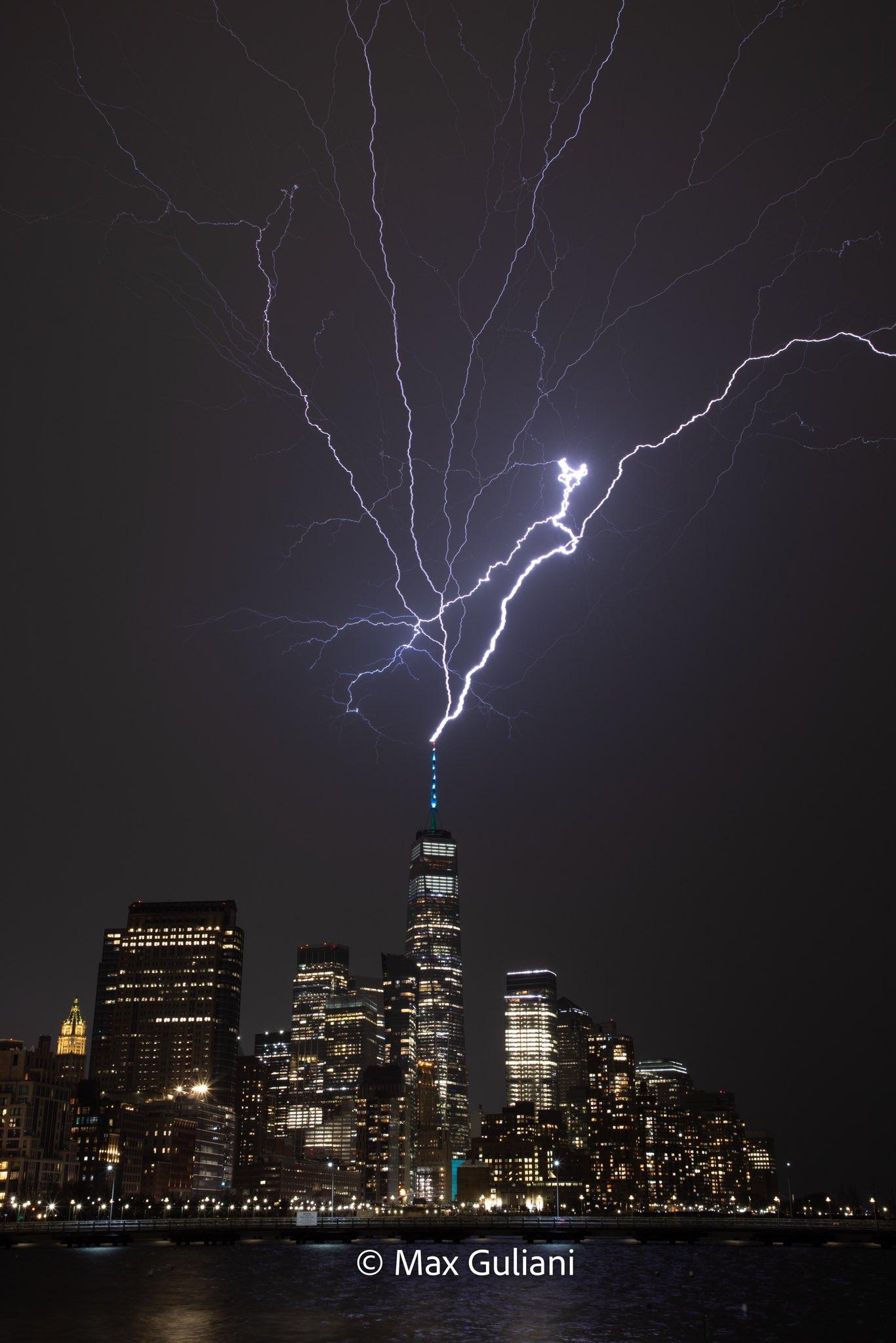 不少Twitter用戶都分享紐約世貿中心遭閃電擊中的照片。(Twitter圖片)