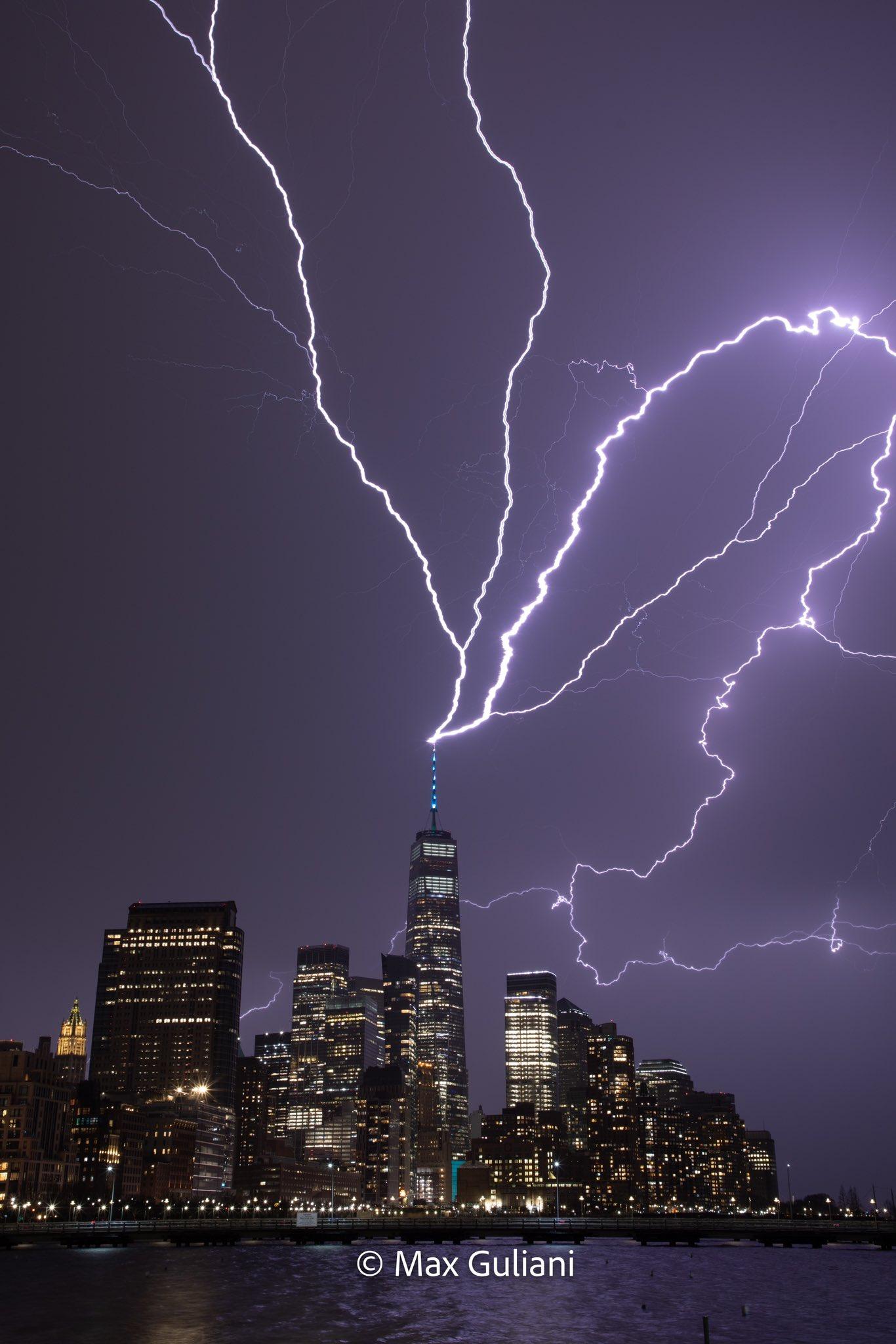 不少Twitter用戶都分享紐約世貿中心遭閃電擊中的照片。(Twitter圖片)